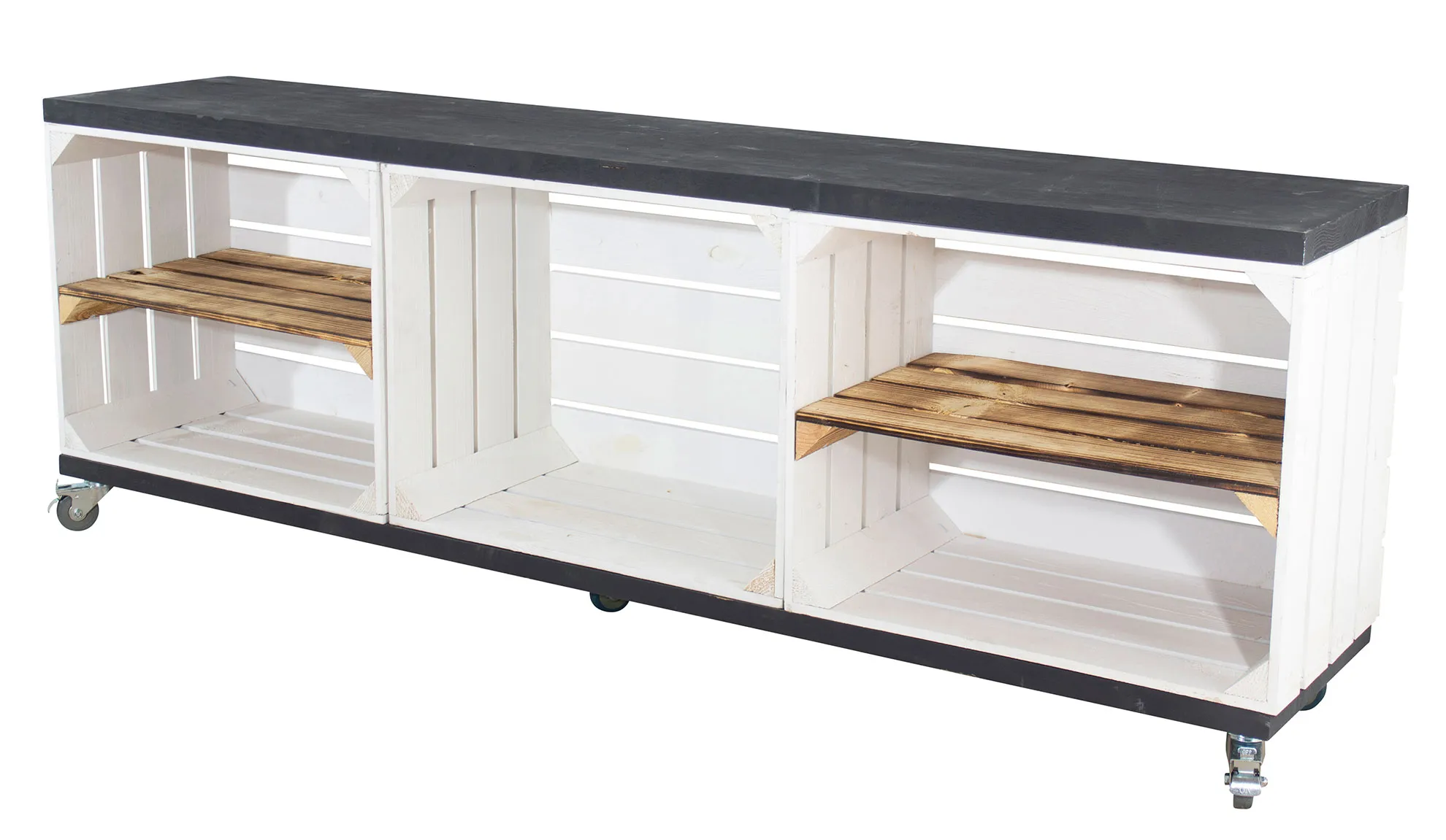 TV Schrank in weiß aus 3 Kisten und 2 Bohlenbrettern auf Rollen 150x53x30