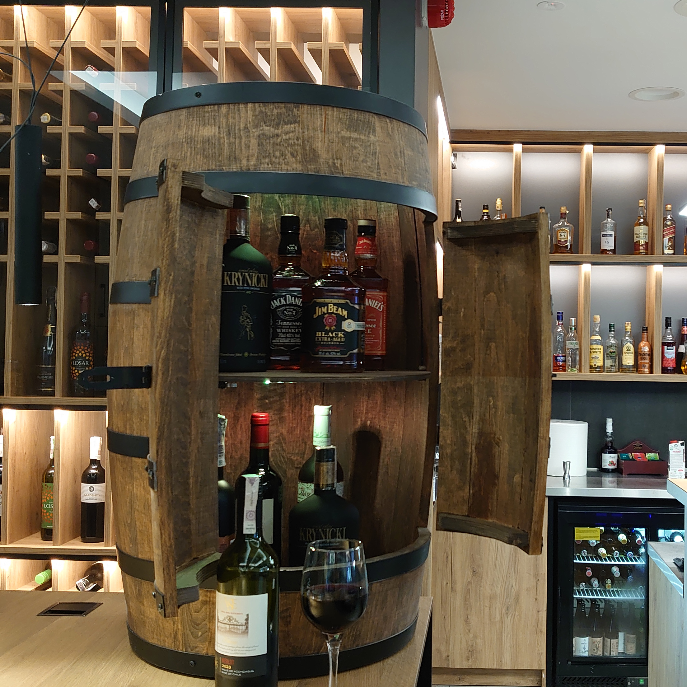 Holzfass mit Türen in Farbton Wenge Hausbar mit LED – Weinregal & Flaschenständer, Bar oder Partykeller – ca. 80 cm LED Einfarbig Holzfass mit Türen in Farbton Wenge Hausbar mit LED – Weinregal & Flaschenständer, Bar oder Partykeller – ca. 80 cm LED Einfarbig