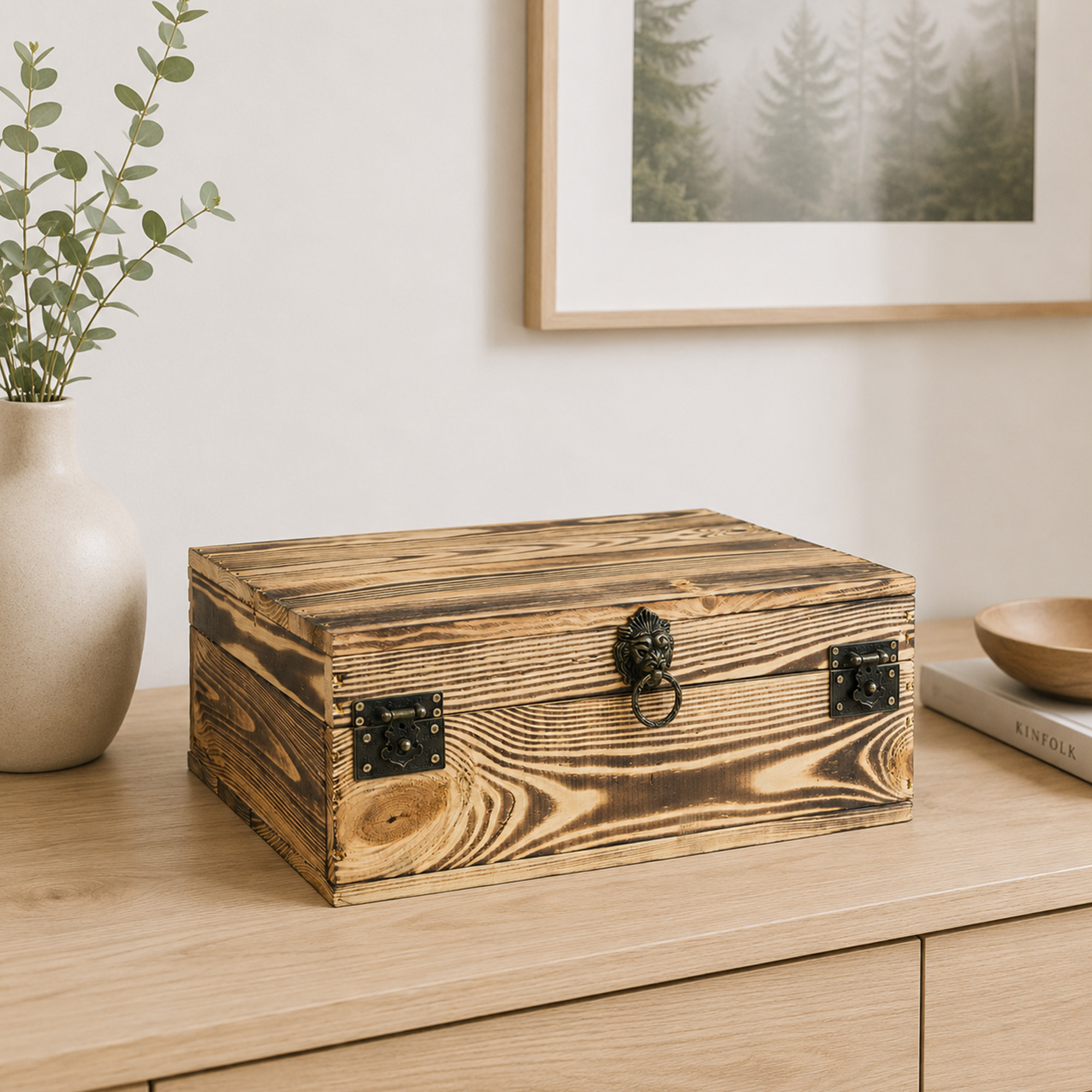 Rustikale Holztruhe mit Löwenkopfgriff – 40 x 30 x 16 cm | Schatztruhe aus Massivholz Geflammt Rustikale Holztruhe mit Löwenkopfgriff – 40 x 30 x 16 cm | Schatztruhe aus Massivholz Geflammt