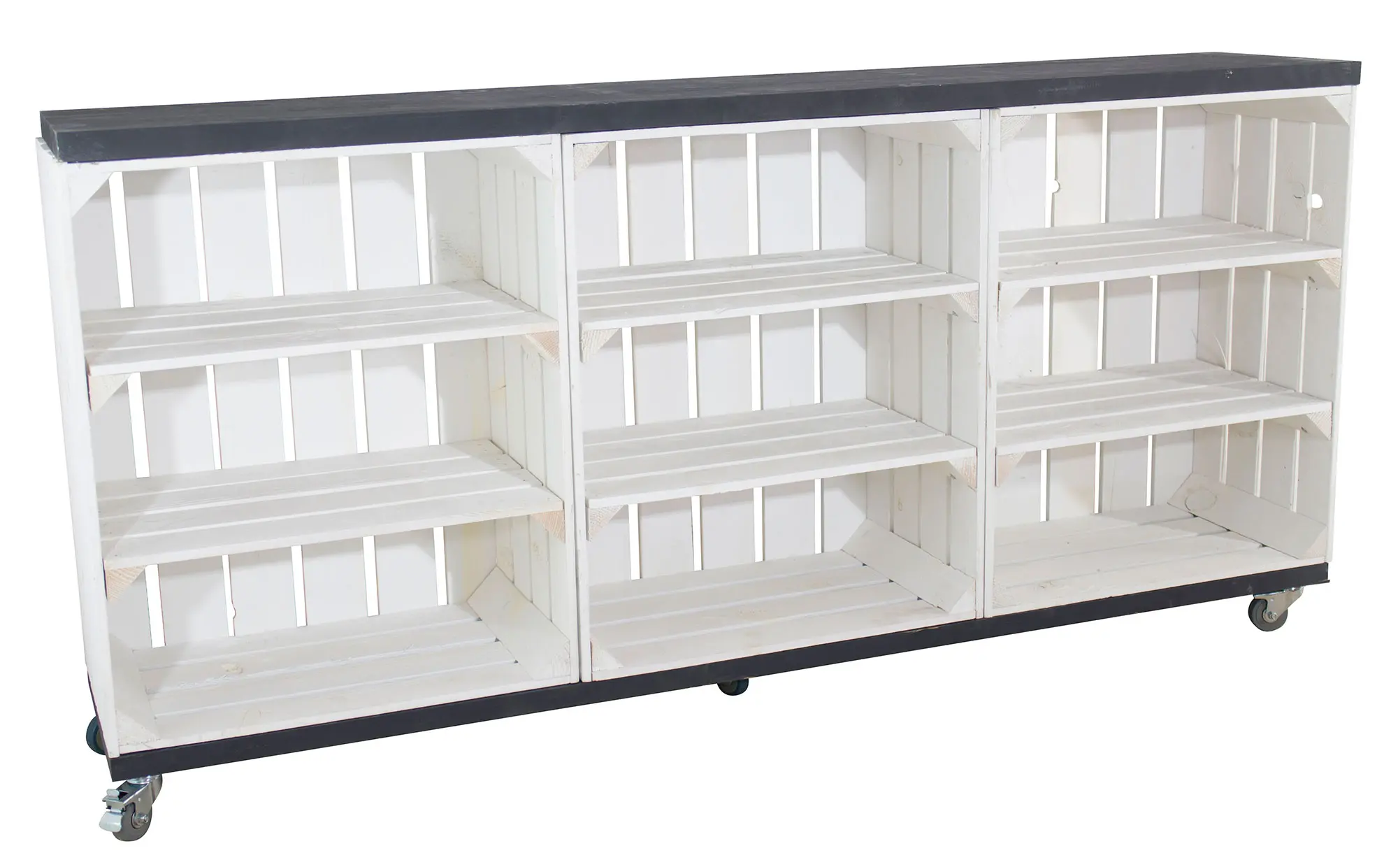 Kommode aus 3 hohen weißen Kisten mit 2 Bohlenbrettern auf Rollen, 150x74x31