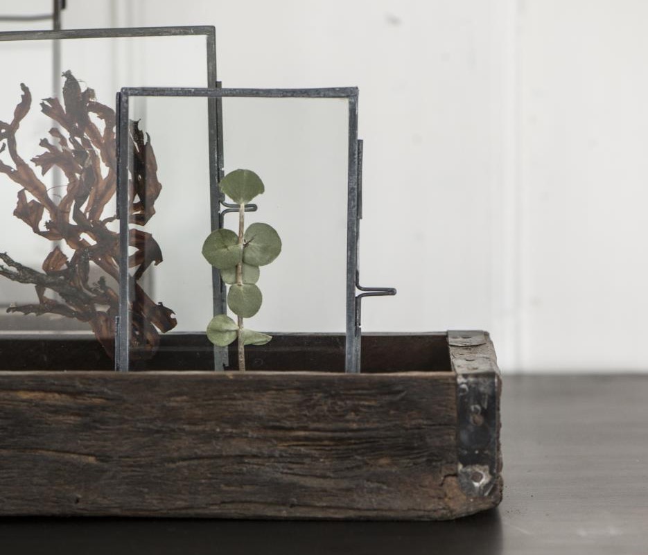 Schmale rustikale Altholz-Kiste mit Metallbeschlag Schmale rustikale Altholz-Kiste mit Metallbeschlag