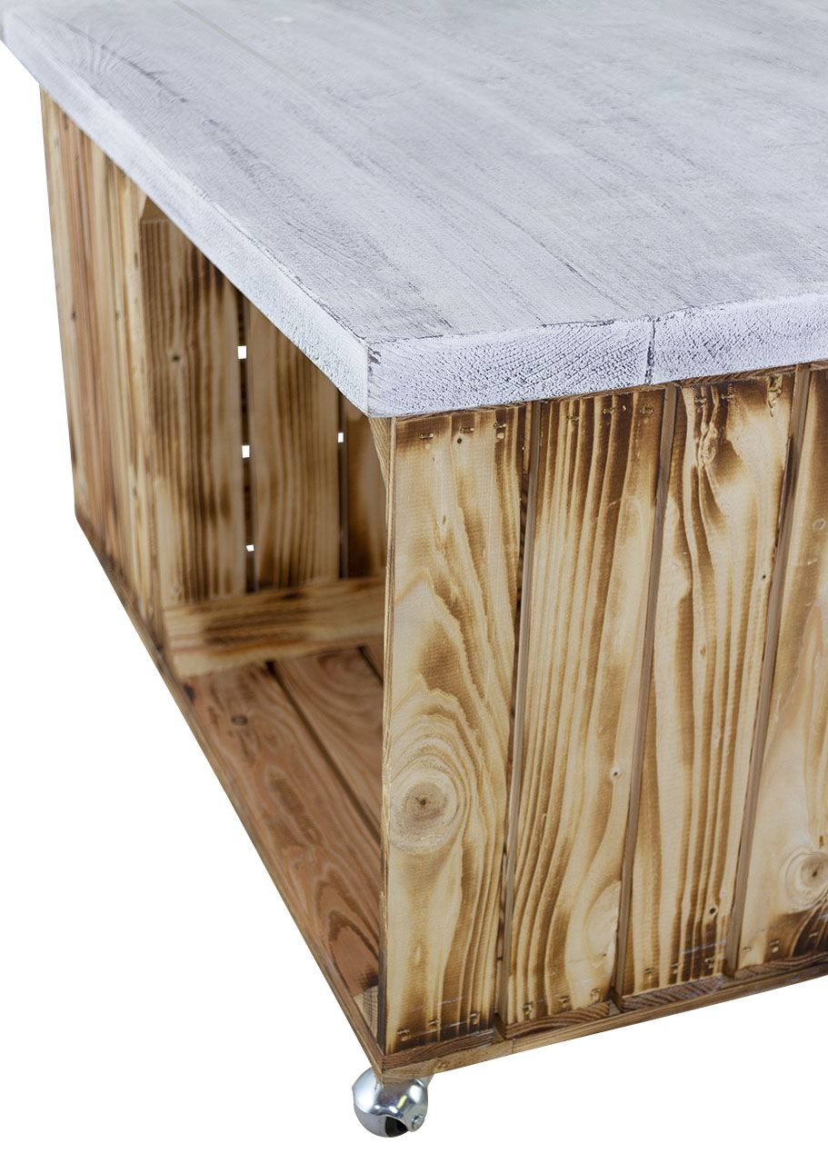 Couchtisch aus geflammten Apfelkisten und Tischplatte aus Vintage Holzbohlen auf Rollen 85x85xcm