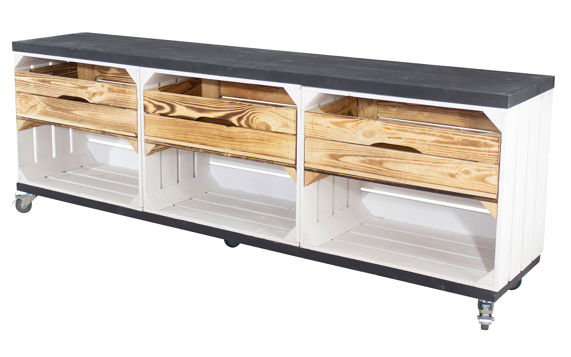 TV Schrank in weiß aus 3 Kisten und 2 Bohlenbrettern auf Rollen 150x53x30