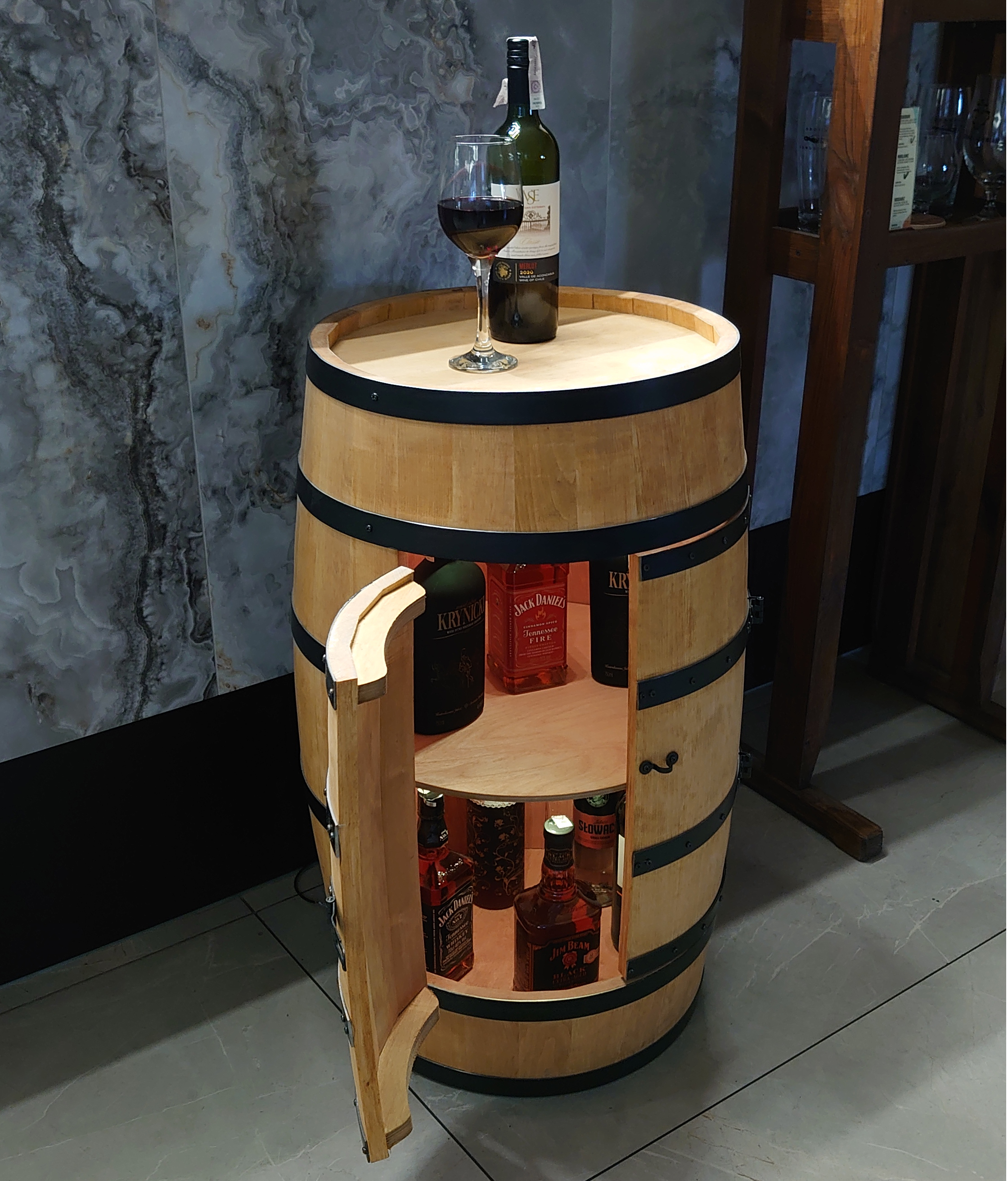 Holzfass mit Türen in heller Eichenoptik Hausbar mit LED – Rustikale Minibar im Weinfass Design – Weinregal & Flaschenständer aus Holz – Vintage Fassbar für Wohnzimmer, Bar oder Partykeller – ca. 80 cm #1 LED Einfarbig
