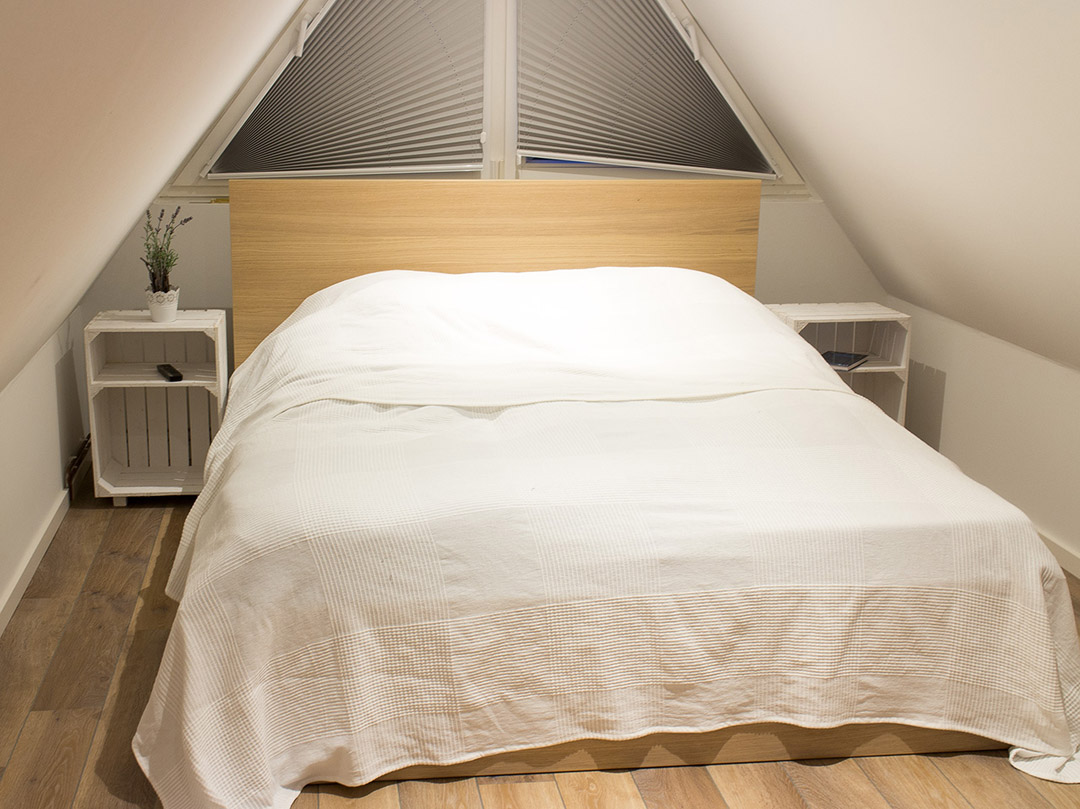 Nachttisch mit Mittelbrett und Füßen 30,5x40x54cm Heller Nachttisch mit Mittelbrett und Füßen 30,5x40x54cm