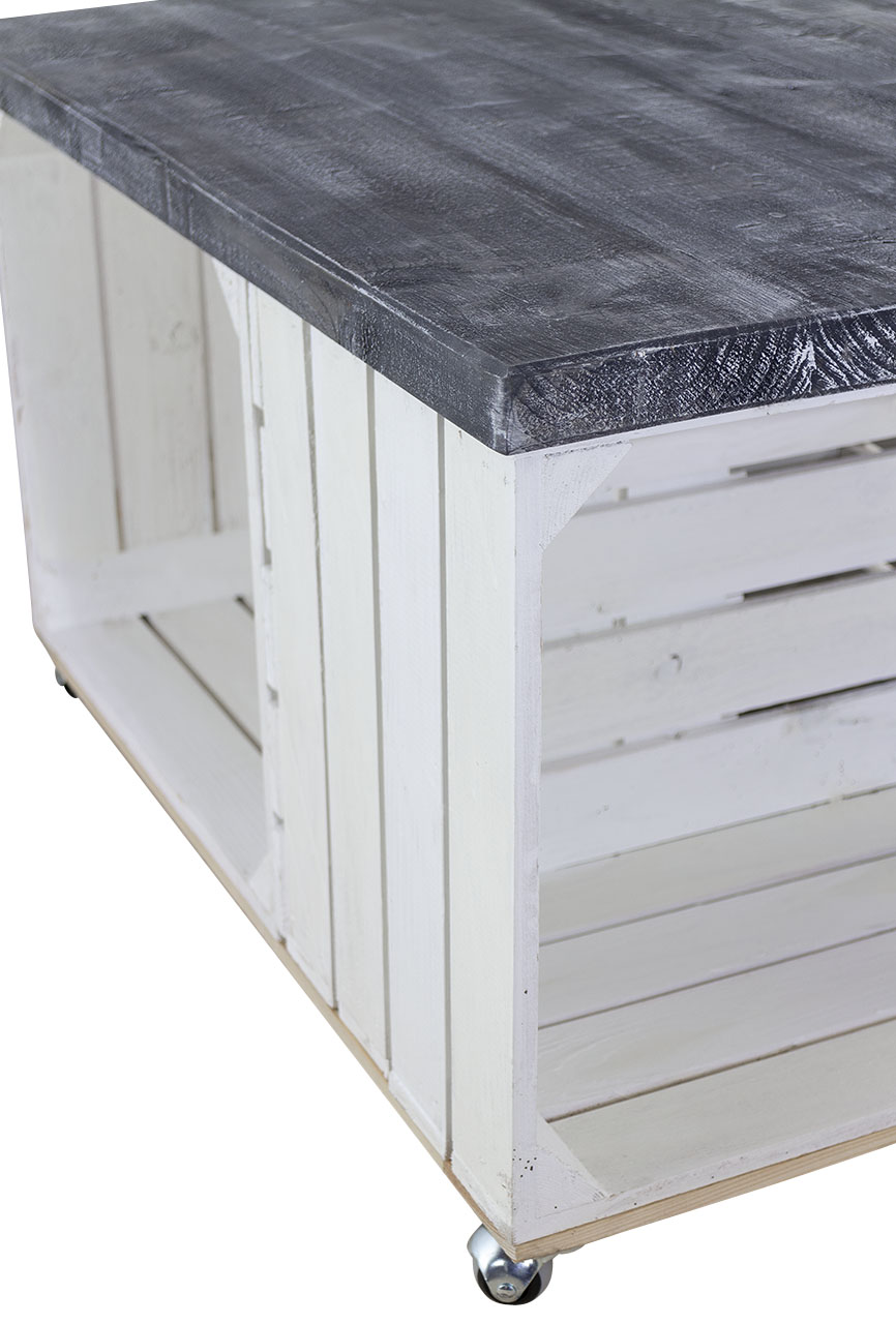 Couchtisch aus weißen Apfelkisten und Tischplatte aus shabby schwarzen Holzbohlen auf Rollen 85x85xcm