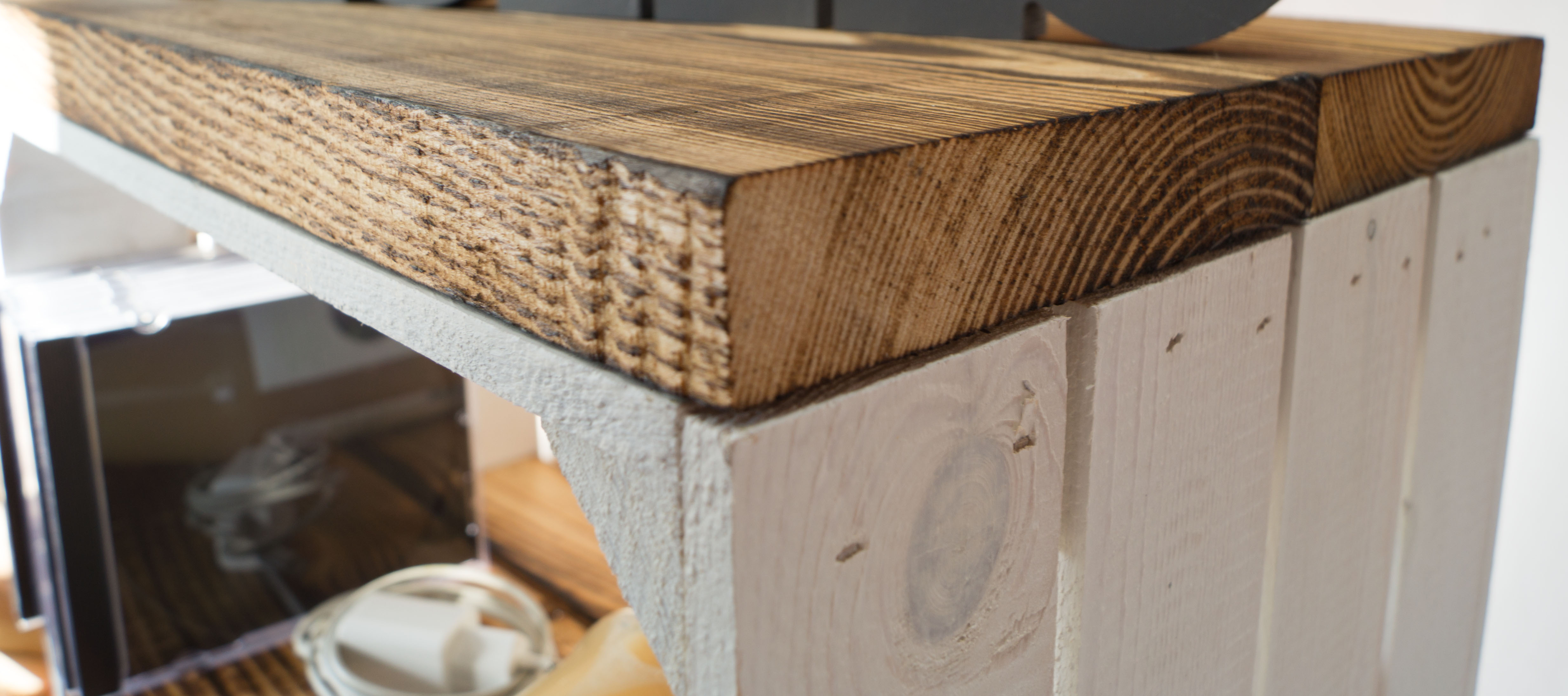 Nachttisch weiss mit geflammten Holzplanken mit Mittelbrett weiss