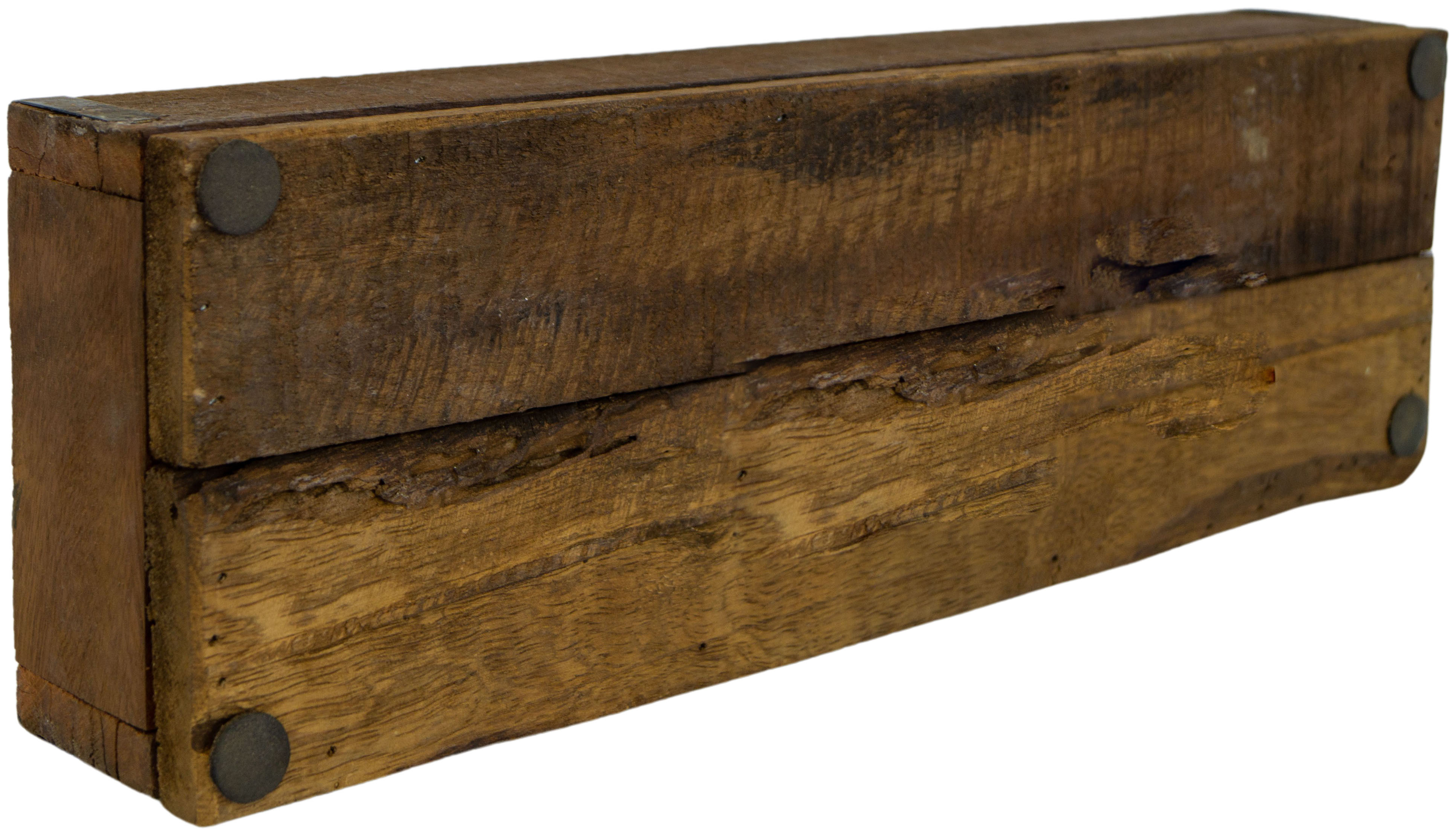 Schmale rustikale Altholz-Kiste mit Metallbeschlag Schmale rustikale Altholz-Kiste mit Metallbeschlag