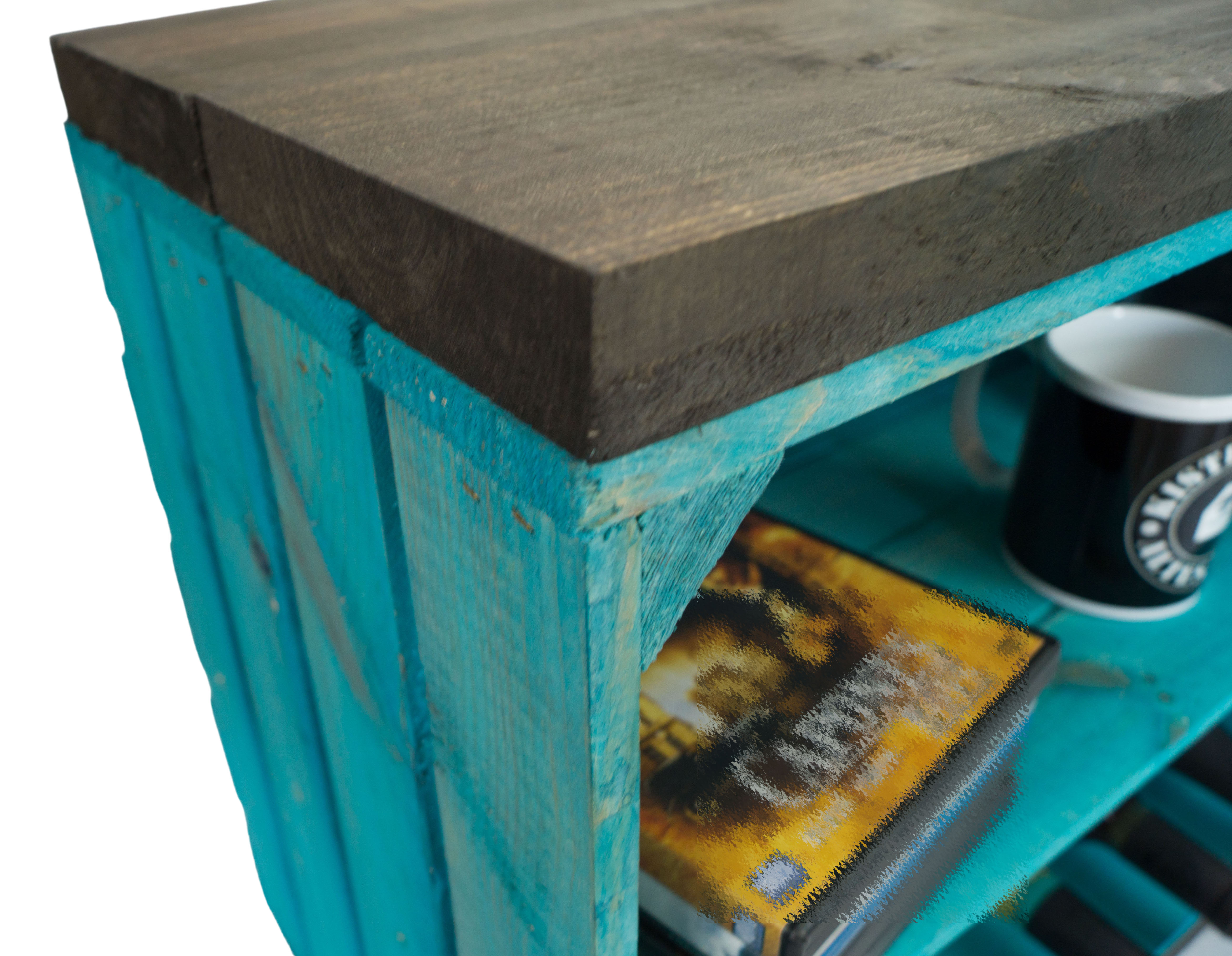 Sitzbank türkis mit Sitzfläche aus dicken schwarzen Holzplanken Sitzbank türkis mit Sitzfläche aus dicken schwarzen Holzplanken