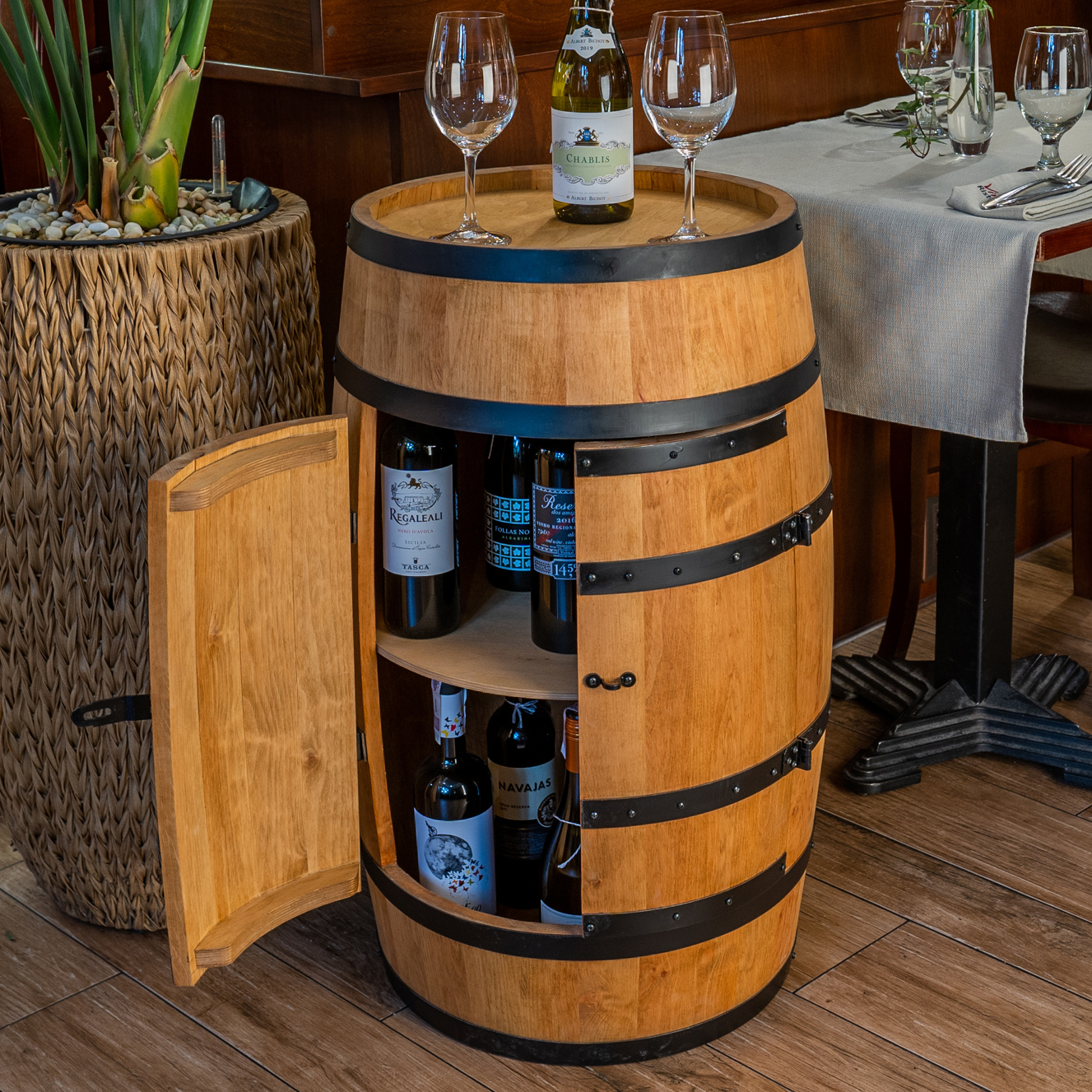 Holzfass mit Türen in heller Eichenoptik Hausbar mit LED – Rustikale Minibar im Weinfass Design – Weinregal & Flaschenständer aus Holz – Vintage Fassbar für Wohnzimmer, Bar oder Partykeller – ca. 80 cm #1 Ohne LED