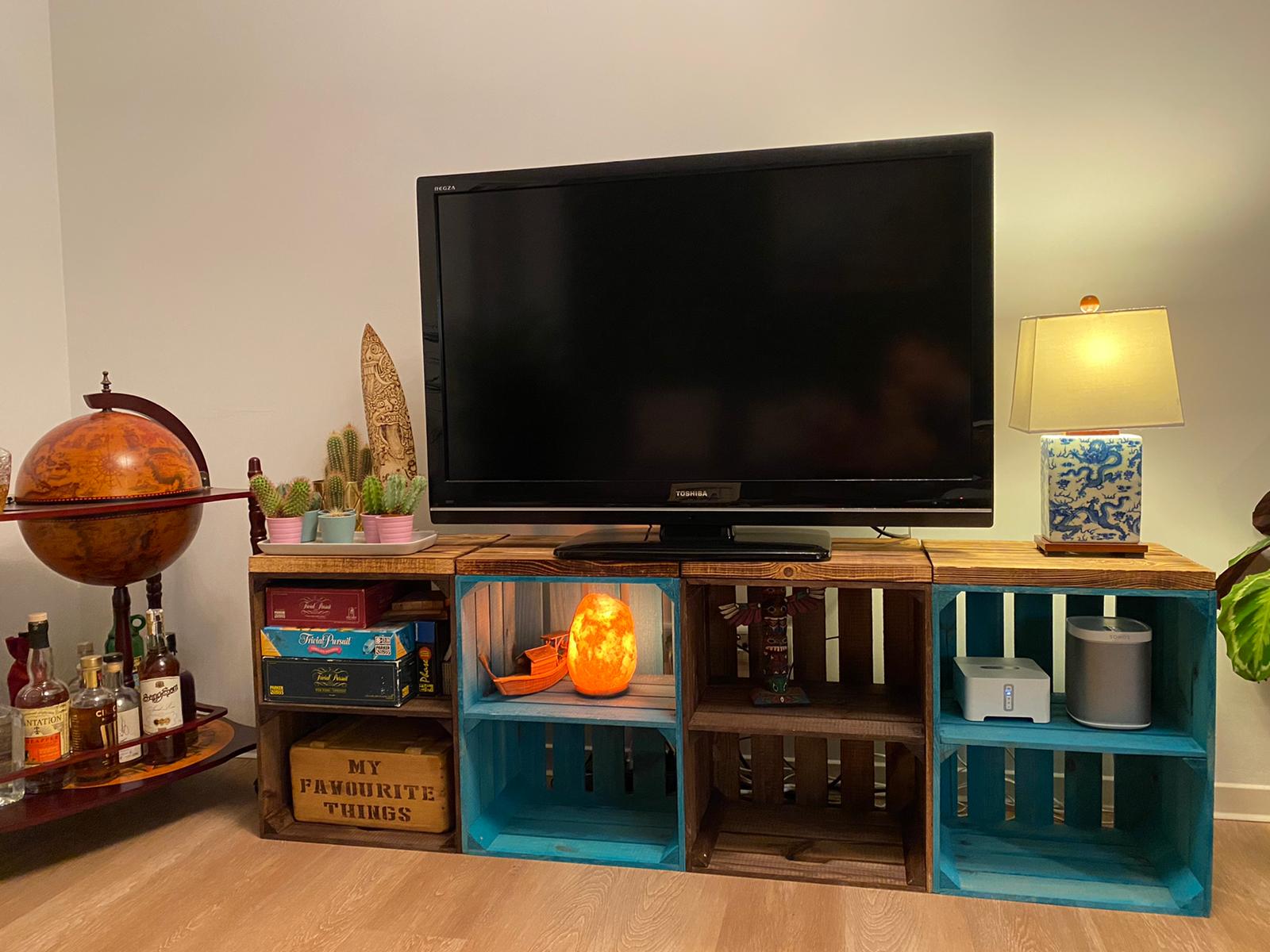 Sitzkiste Johanna Türkis Quer Sitzfläche aus dicken geflammten Holzplanken