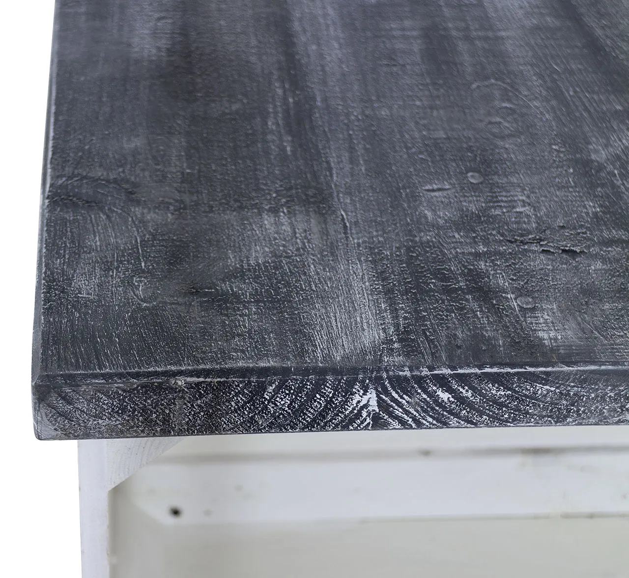 Couchtisch aus weißen Apfelkisten und Tischplatte aus shabby schwarzen Holzbohlen auf Rollen 85x85xcm