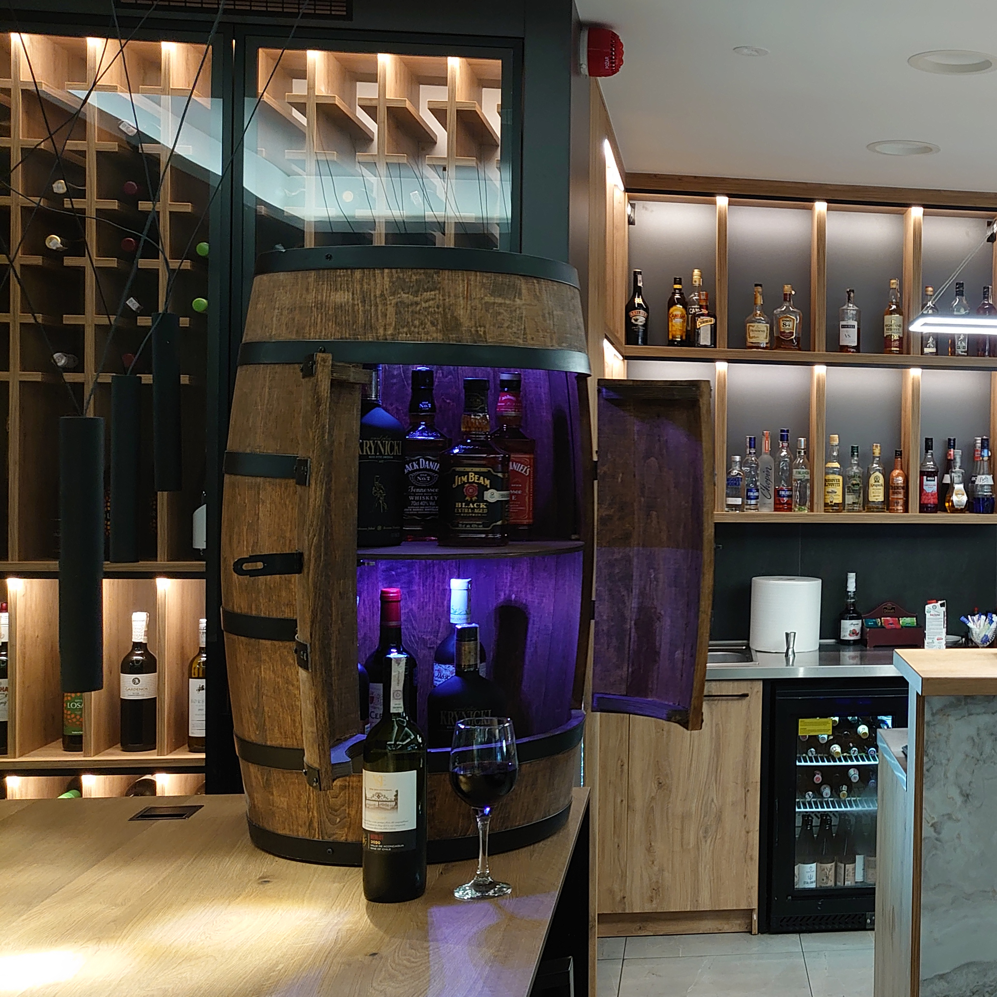 Holzfass mit Türen in Farbton Wenge Hausbar mit LED  – Weinregal & Flaschenständer, Bar oder Partykeller – ca. 80 cm LED Mehrfarbig