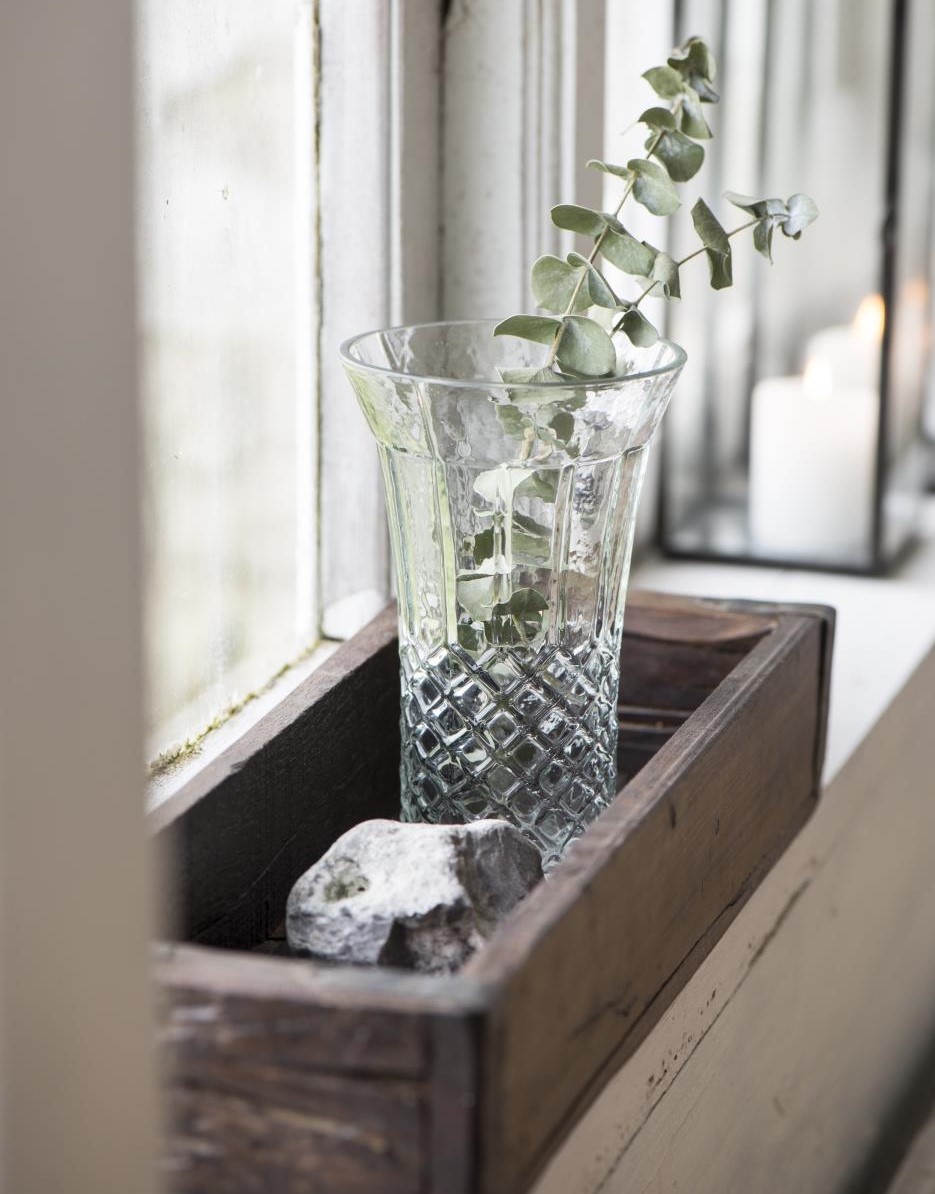 Schmale rustikale Altholz-Kiste mit Metallbeschlag Schmale rustikale Altholz-Kiste mit Metallbeschlag