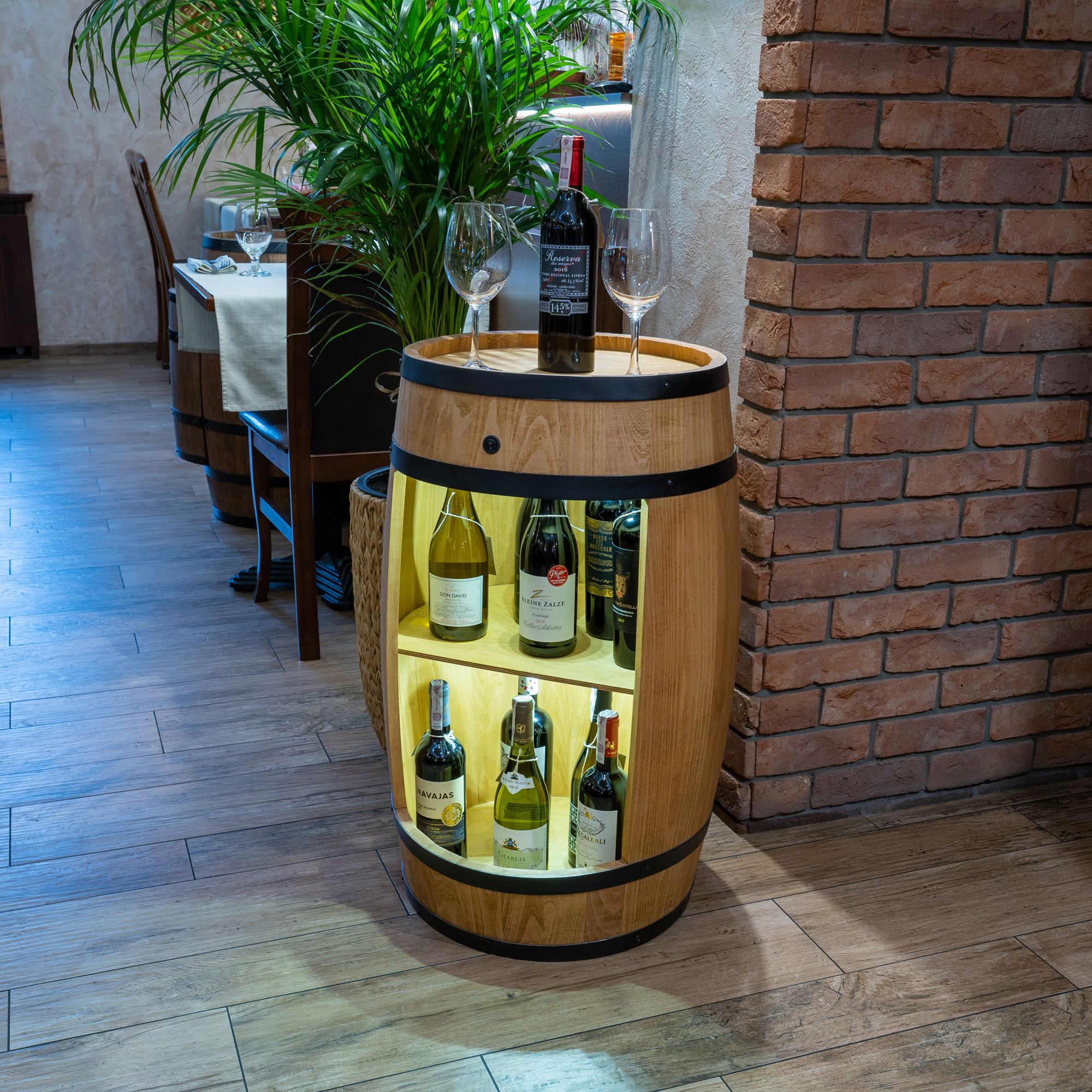 Holzfass in heller Eichenoptik Hausbar mit LED – Rustikale Minibar im Weinfass Design – Weinregal & Flaschenständer aus Holz – Vintage Fassbar für Wohnzimmer, Bar oder Partykeller – ca. 80 cm LED Mehrfarbig