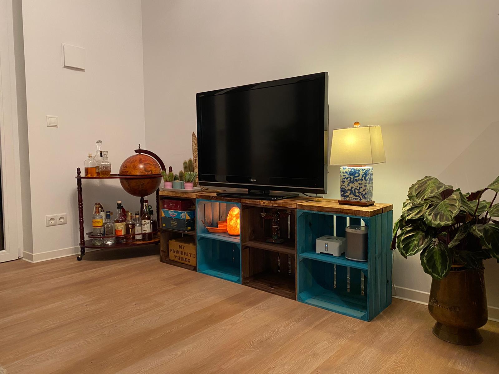 Sitzkiste Johanna Türkis Quer Sitzfläche aus dicken geflammten Holzplanken