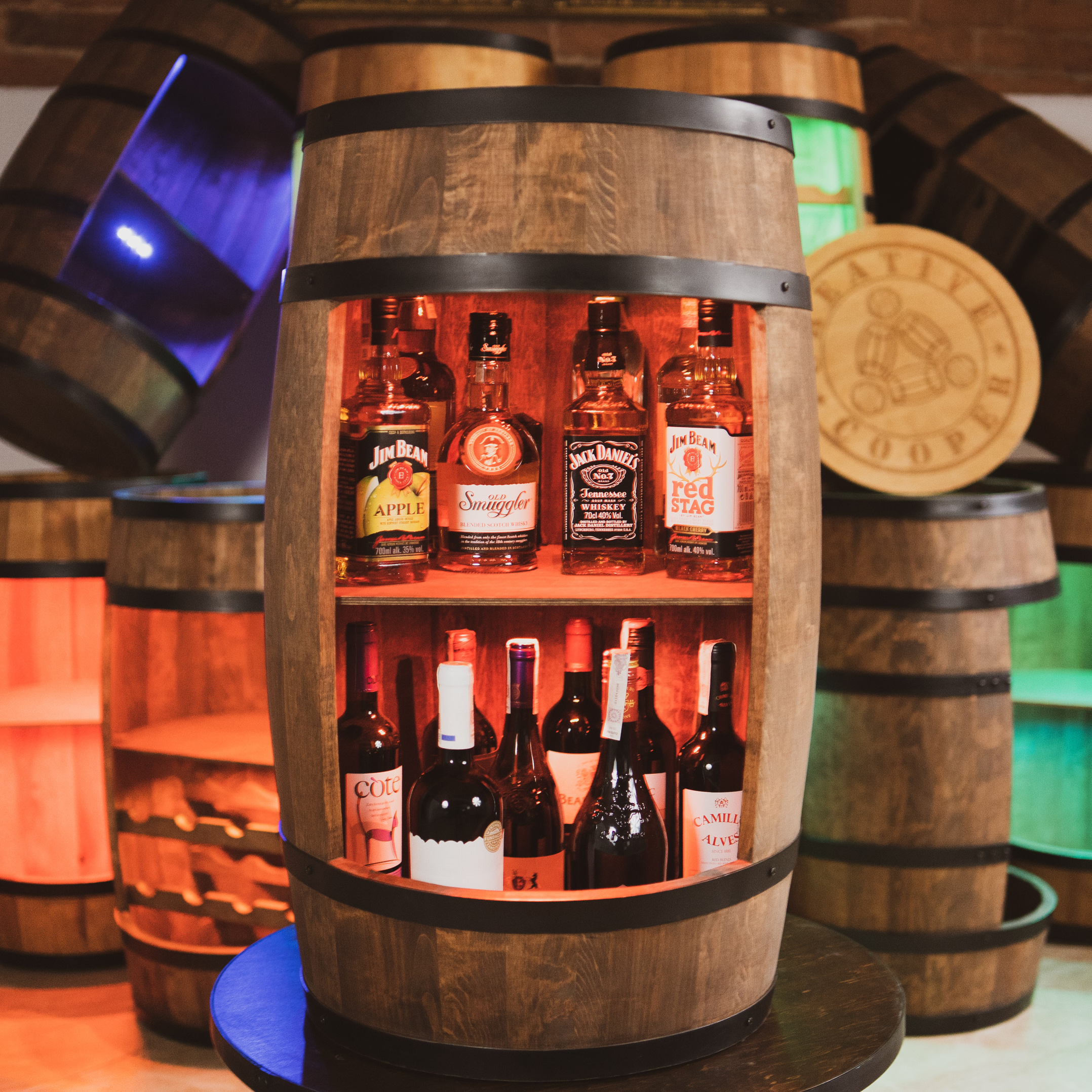 Holzfass in Farbton Wenge Hausbar mit LED – Rustikale Minibar im Weinfass Design – Weinregal & Flaschenständer aus Holz – Vintage Fassbar für Wohnzimmer, Bar oder Partykeller – ca. 80 cm #1 LED Einfarbig