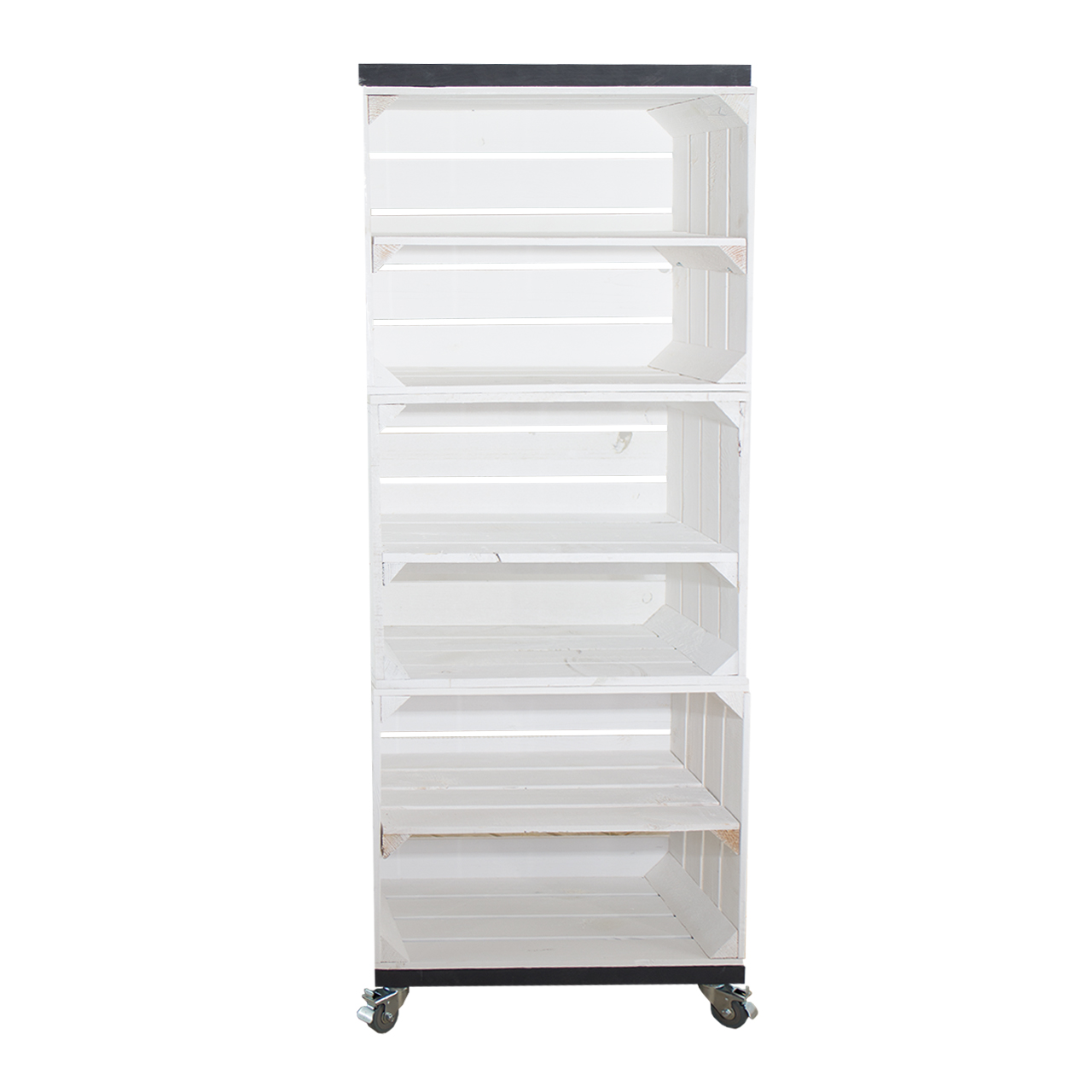 Regal aus drei weißen Obstkisten mit drei Mittelbrettern und zwei Bohlenbrettern in Schwarz, auf Rollen 133x50x30cm