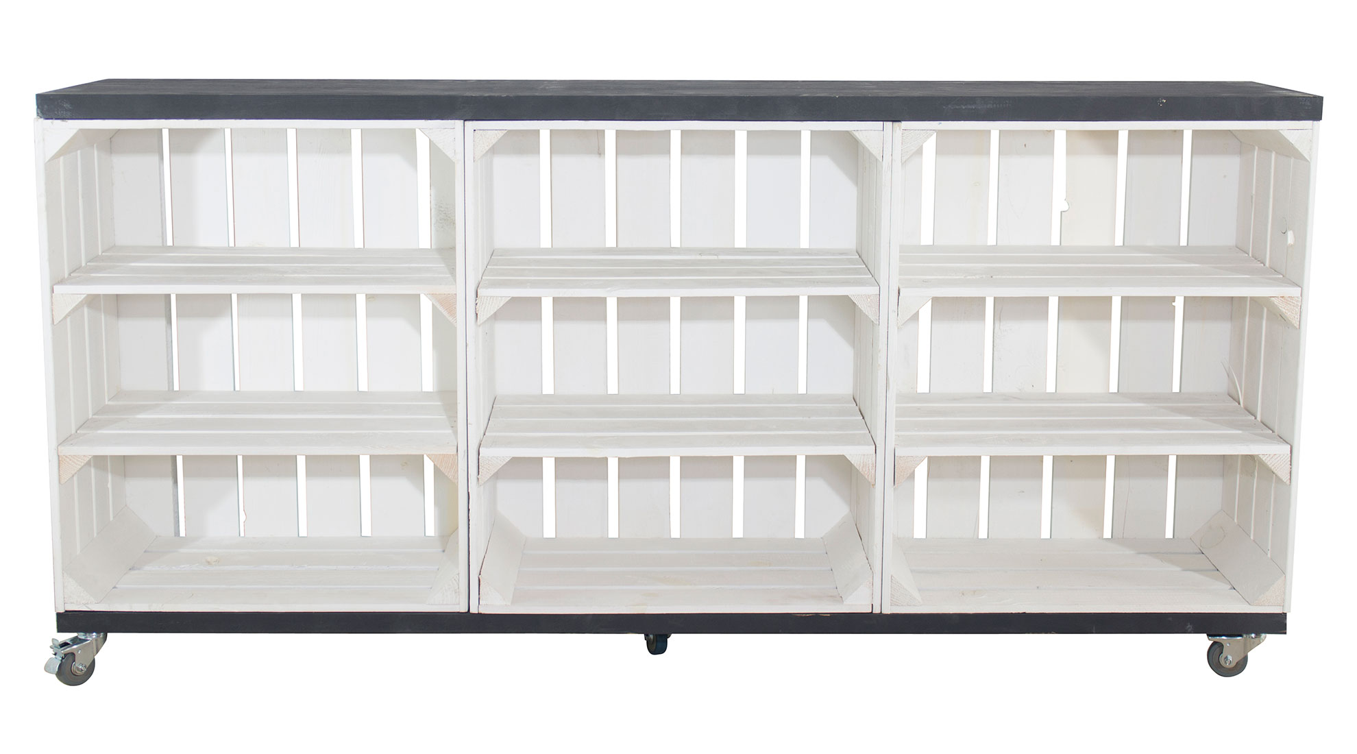 Kommode aus 3 hohen weißen Kisten mit 2 Bohlenbrettern auf Rollen, 150x74x31