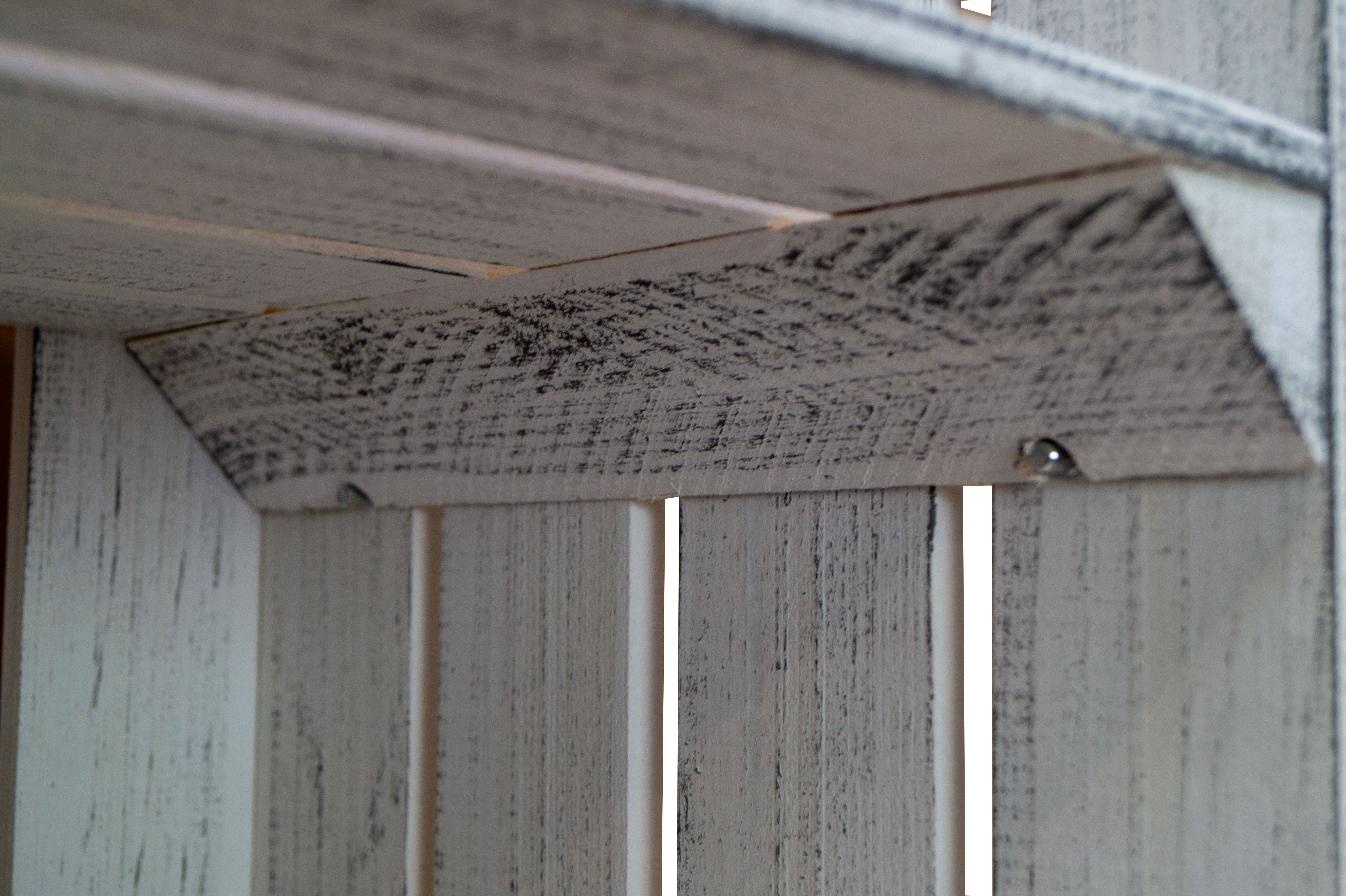 Sitzkiste Johanna - Shabby weiß längs - schwarze Planke