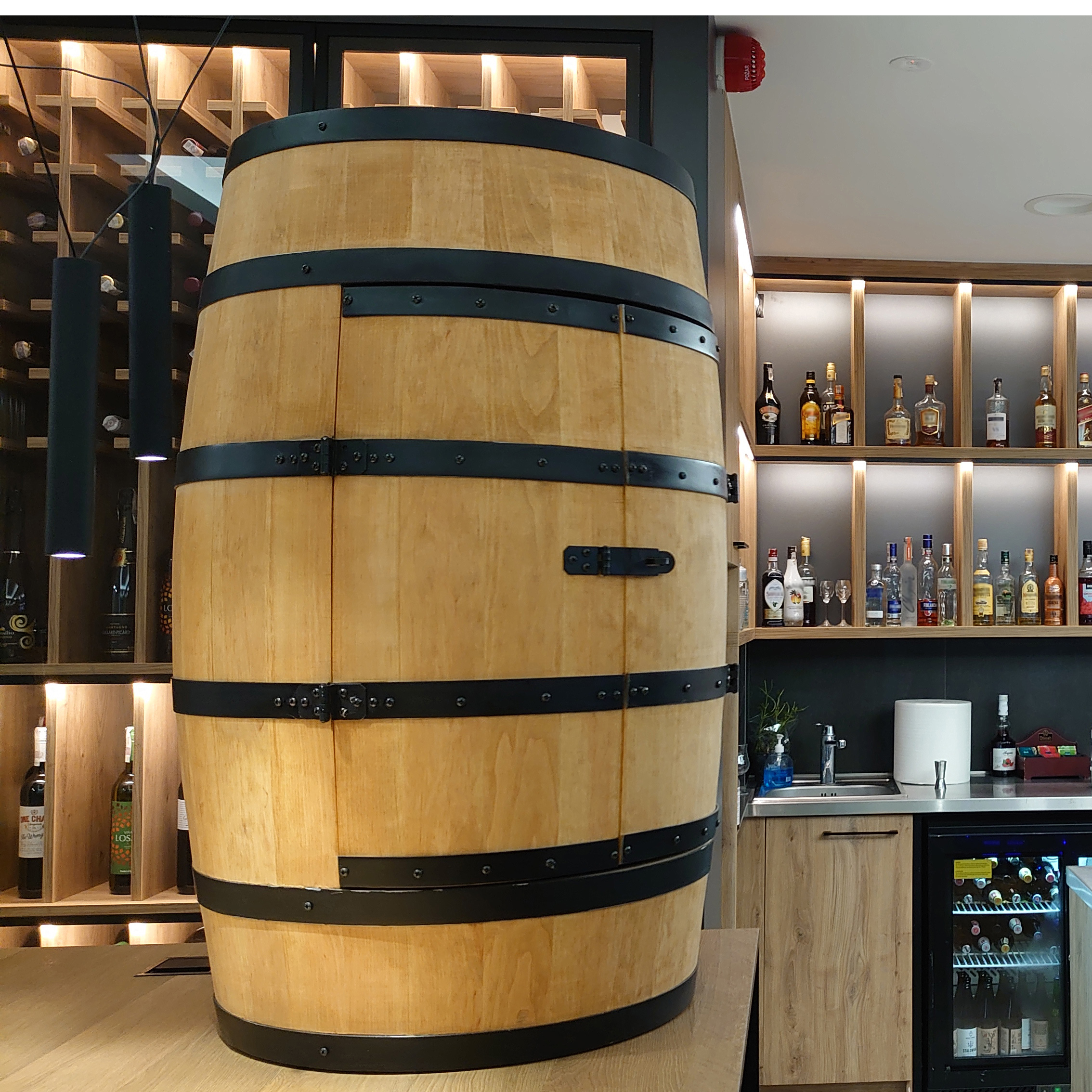 Holzfass mit Türen in heller Eichenoptik Hausbar mit LED – Rustikale Minibar im Weinfass Design – Weinregal & Flaschenständer aus Holz – Vintage Fassbar für Wohnzimmer, Bar oder Partykeller – ca. 80 cm #1 LED Einfarbig