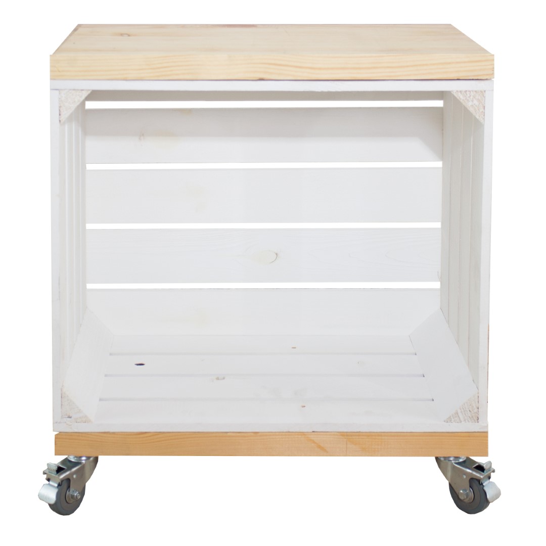 Regal aus weißer Obstkiste mit zwei Bohlenbrettern im Naturton, auf Rollen 53x50x30cm Regal aus weißer Obstkiste mit zwei Bohlenbrettern im Naturton, auf Rollen 53x50x30cm