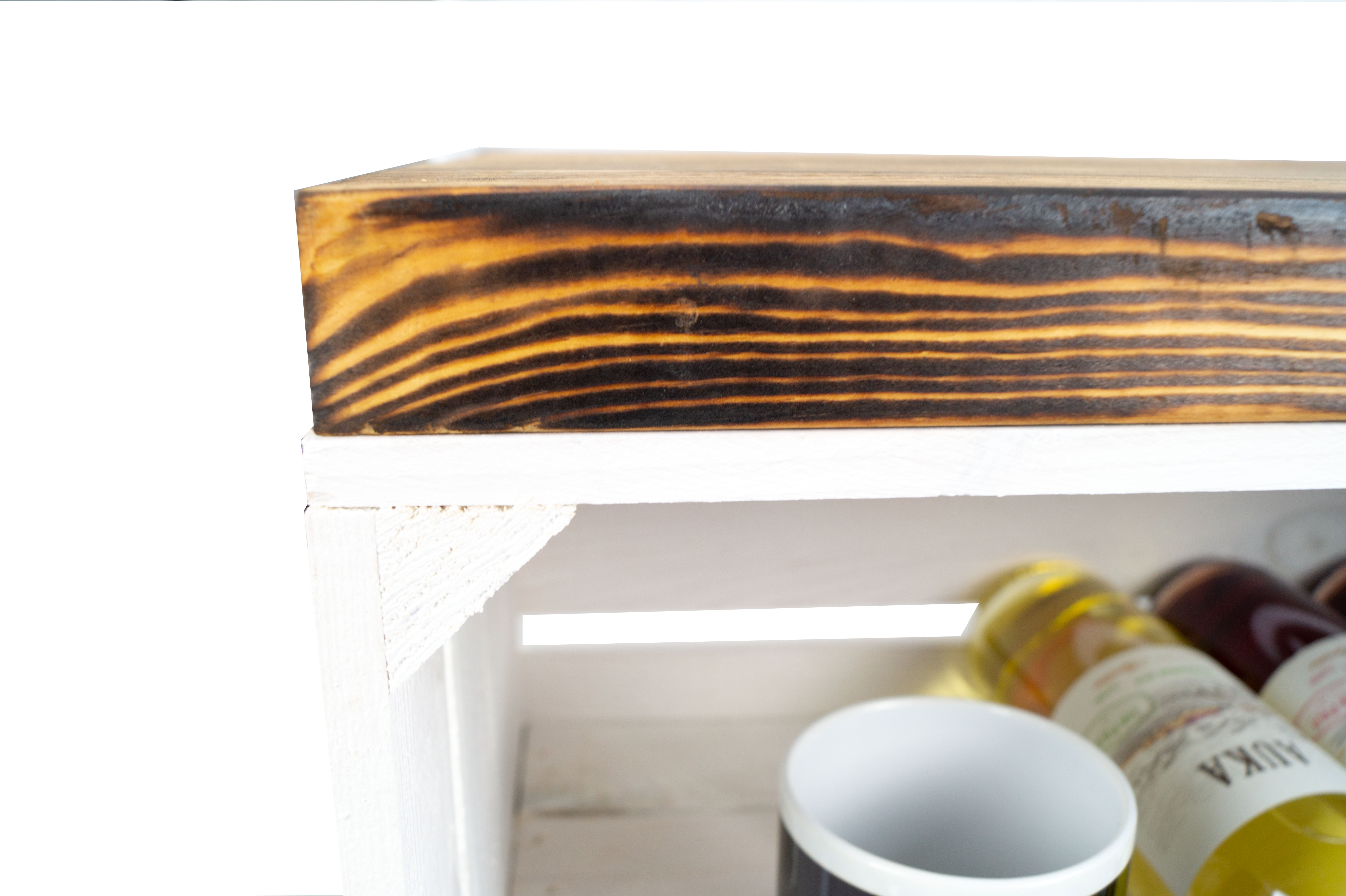 Sitzbank weiß mit Sitzfläche aus dicken Holzplanken geflammt mit Mittelbrett weiß