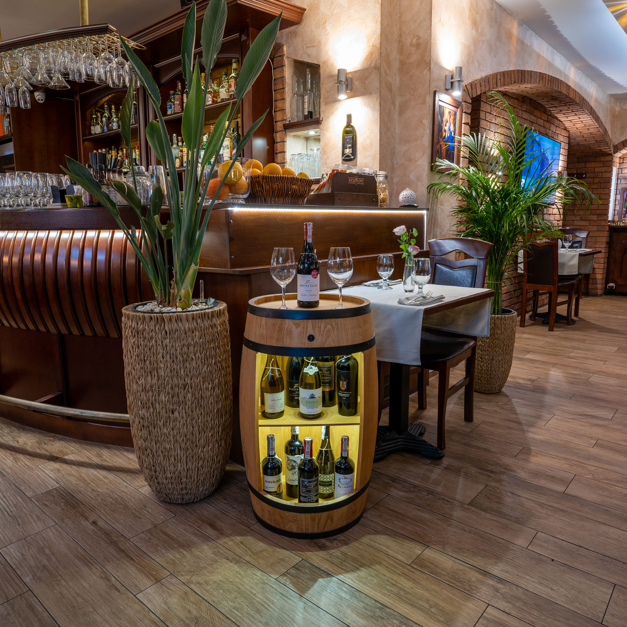 Holzfass in heller Eichenoptik Hausbar mit LED – Rustikale Minibar im Weinfass Design – Weinregal & Flaschenständer aus Holz – Vintage Fassbar für Wohnzimmer, Bar oder Partykeller – ca. 80 cm LED Mehrfarbig