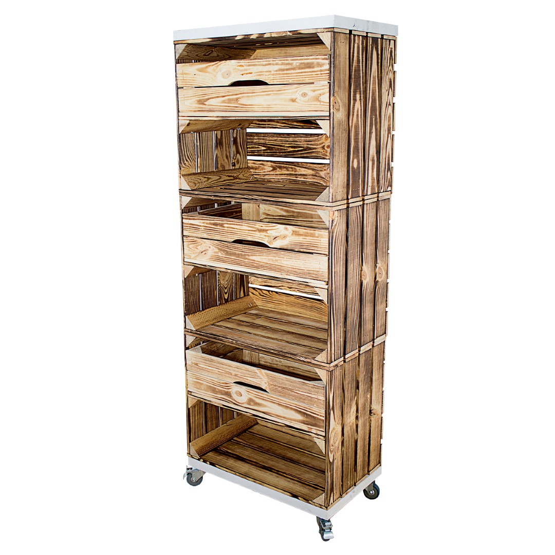 Regal aus drei geflammten Obstkisten mit drei Schubladen und zwei Bohlenbrettern in Weiß, auf Rollen 133x50x30cm Regal aus drei geflammten Obstkisten mit drei Schubladen und zwei Bohlenbrettern in Weiß, auf Rollen 133x50x30cm