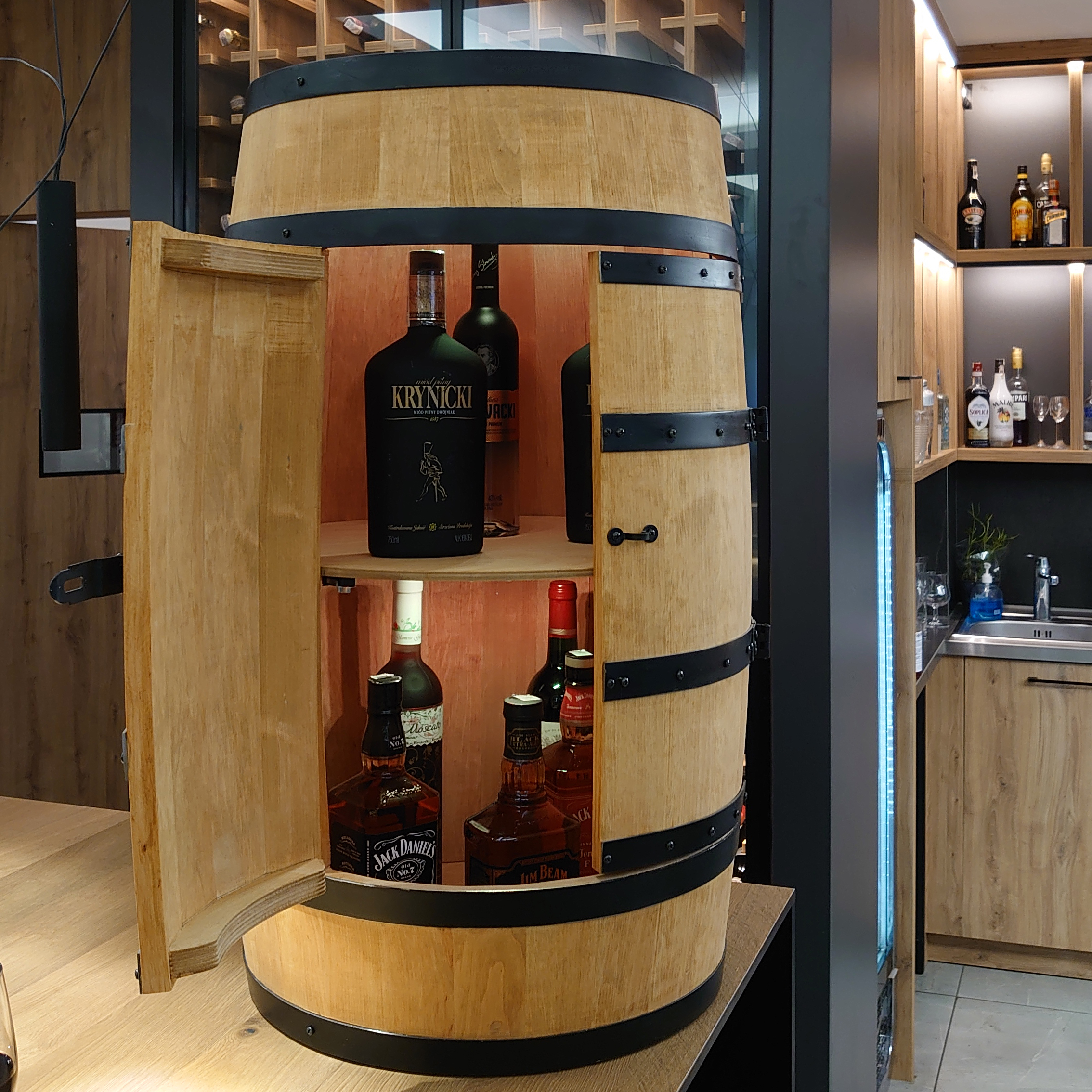 Holzfass mit Türen in heller Eichenoptik Hausbar mit LED – Rustikale Minibar im Weinfass Design – Weinregal & Flaschenständer aus Holz – Vintage Fassbar für Wohnzimmer, Bar oder Partykeller – ca. 80 cm #1