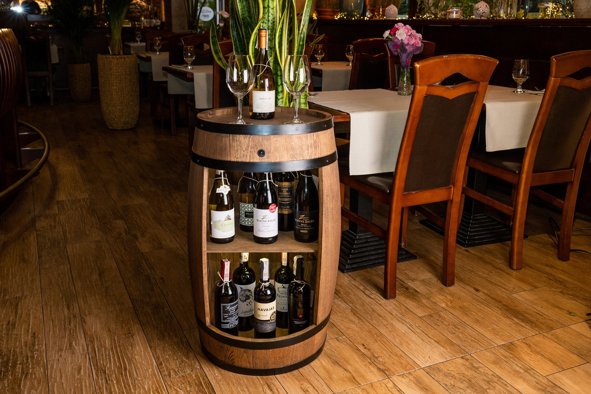 Holzfass in Farbton Wenge Hausbar mit LED – Rustikale Minibar im Weinfass Design – Weinregal & Flaschenständer aus Holz – Vintage Fassbar für Wohnzimmer, Bar oder Partykeller – ca. 80 cm #1 LED Einfarbig Holzfass in Farbton Wenge Hausbar mit LED – Rustikale Minibar im Weinfass Design – Weinregal & Flaschenständer aus Holz – Vintage Fassbar für Wohnzimmer, Bar oder Partykeller – ca. 80 cm #1 LED Einfarbig