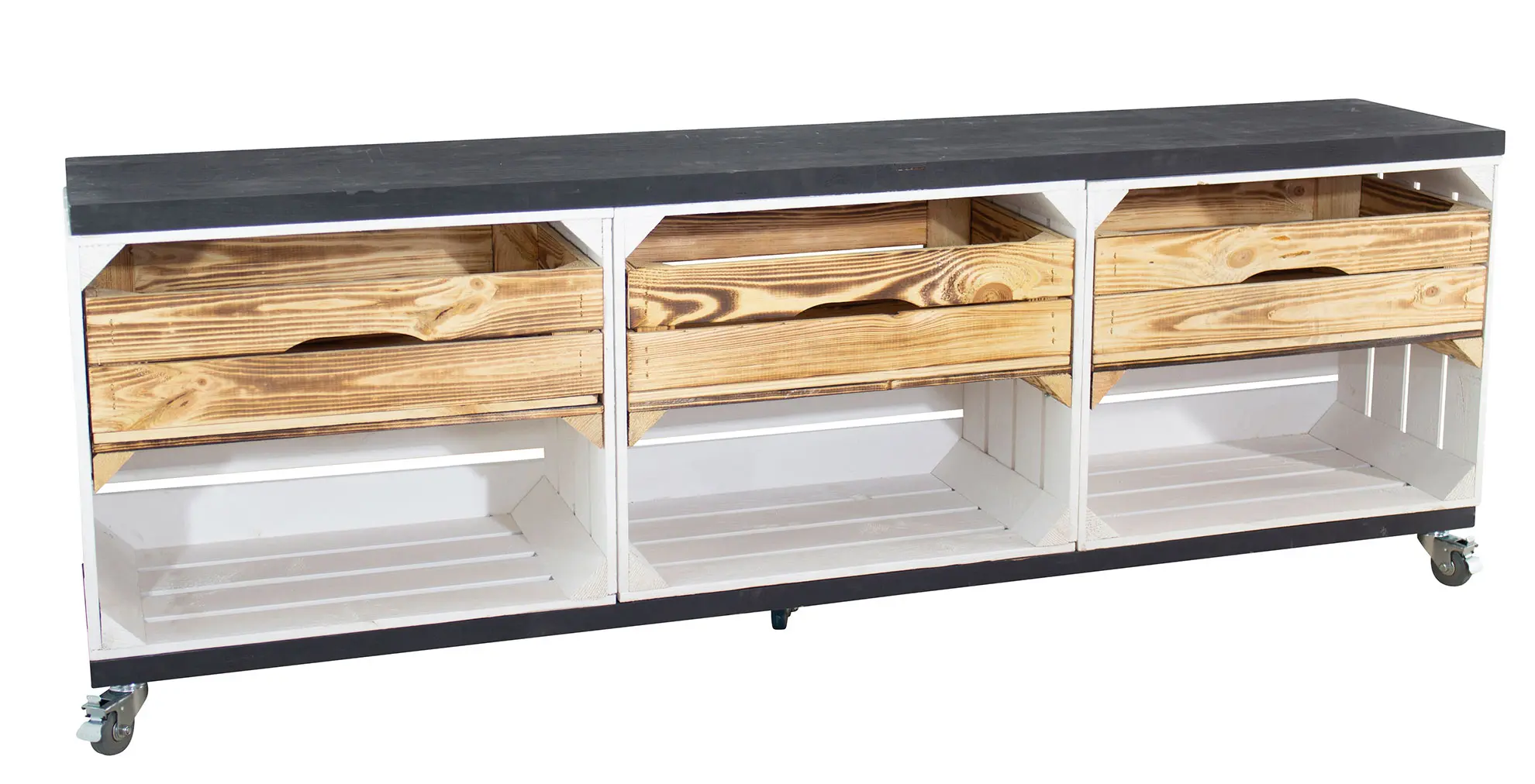 TV Schrank in weiß aus 3 Kisten und 2 Bohlenbrettern auf Rollen 150x53x30