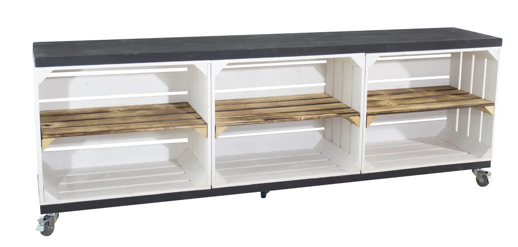 TV Lowboard aus 3 weißen Kisten mit geflammtem Mittelbrett sowie 2 schwarzen Bohlenbrettern auf Rollen 53x150x30