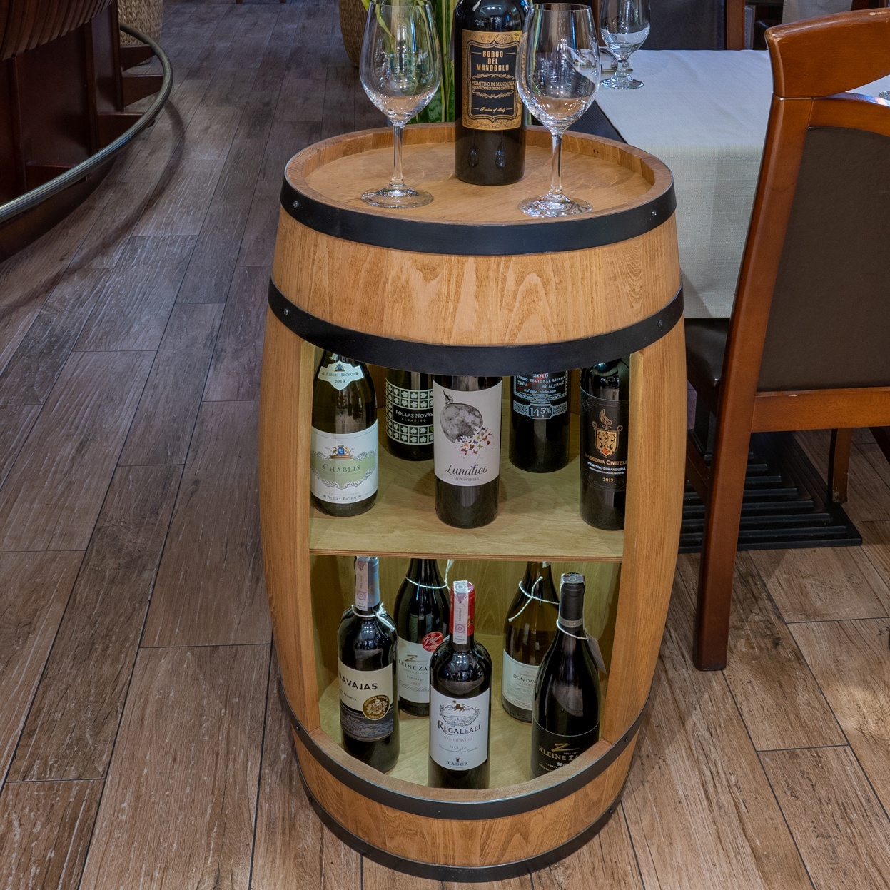 Holzfass in heller Eichenoptik Hausbar mit LED – Rustikale Minibar im Weinfass Design – Weinregal & Flaschenständer aus Holz – Vintage Fassbar für Wohnzimmer, Bar oder Partykeller – ca. 80 cm LED Mehrfarbig