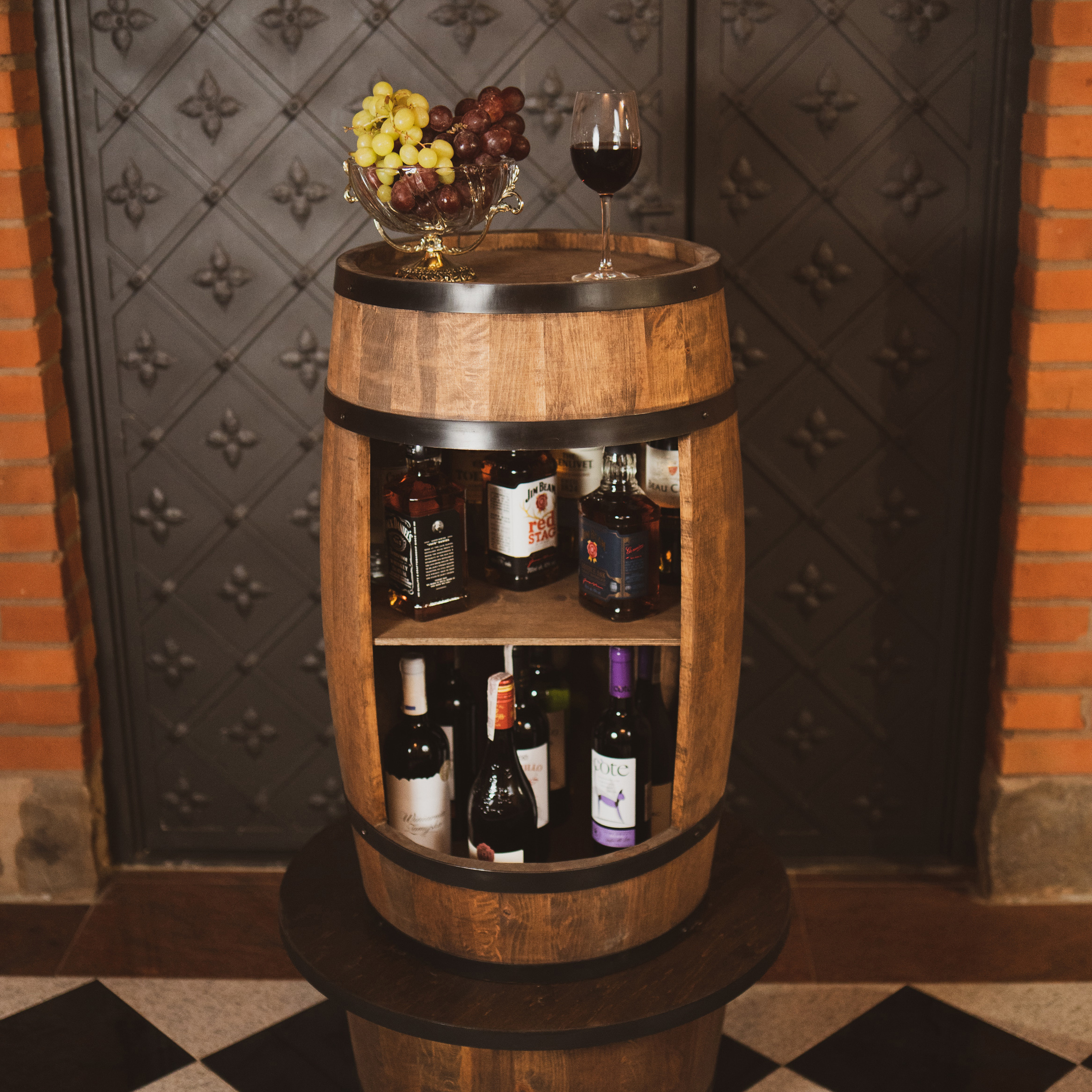 Holzfass in Farbton Wenge Hausbar mit LED – Rustikale Minibar im Weinfass Design – Weinregal & Flaschenständer aus Holz – Vintage Fassbar für Wohnzimmer, Bar oder Partykeller – ca. 80 cm #1 LED Einfarbig Holzfass in Farbton Wenge Hausbar mit LED – Rustikale Minibar im Weinfass Design – Weinregal & Flaschenständer aus Holz – Vintage Fassbar für Wohnzimmer, Bar oder Partykeller – ca. 80 cm #1 LED Einfarbig