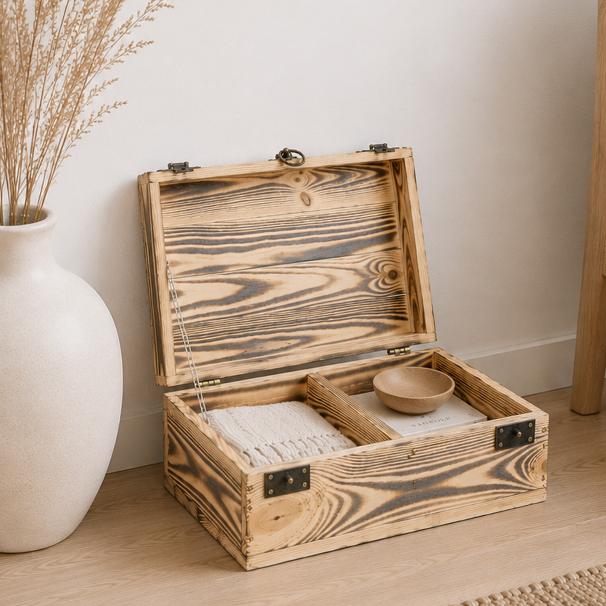 Rustikale Holztruhe mit Löwenkopfgriff – 40 x 30 x 16 cm | Schatztruhe aus Massivholz Geflammt Rustikale Holztruhe mit Löwenkopfgriff – 40 x 30 x 16 cm | Schatztruhe aus Massivholz Geflammt