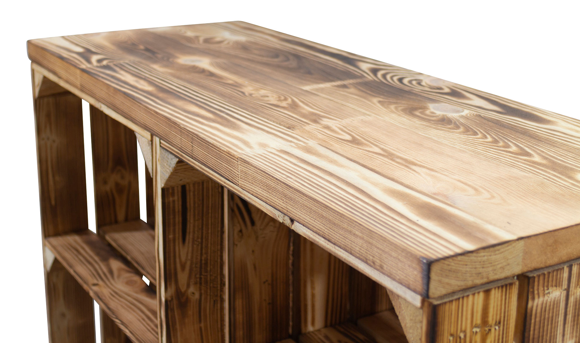 Regal aus zwei geflammten Kisten mit Mittelbrett "quer" und Bohlenbrett in geflammt auf Rollen Regal aus zwei geflammten Kisten mit Mittelbrett "quer" und Bohlenbrett in geflammt auf Rollen