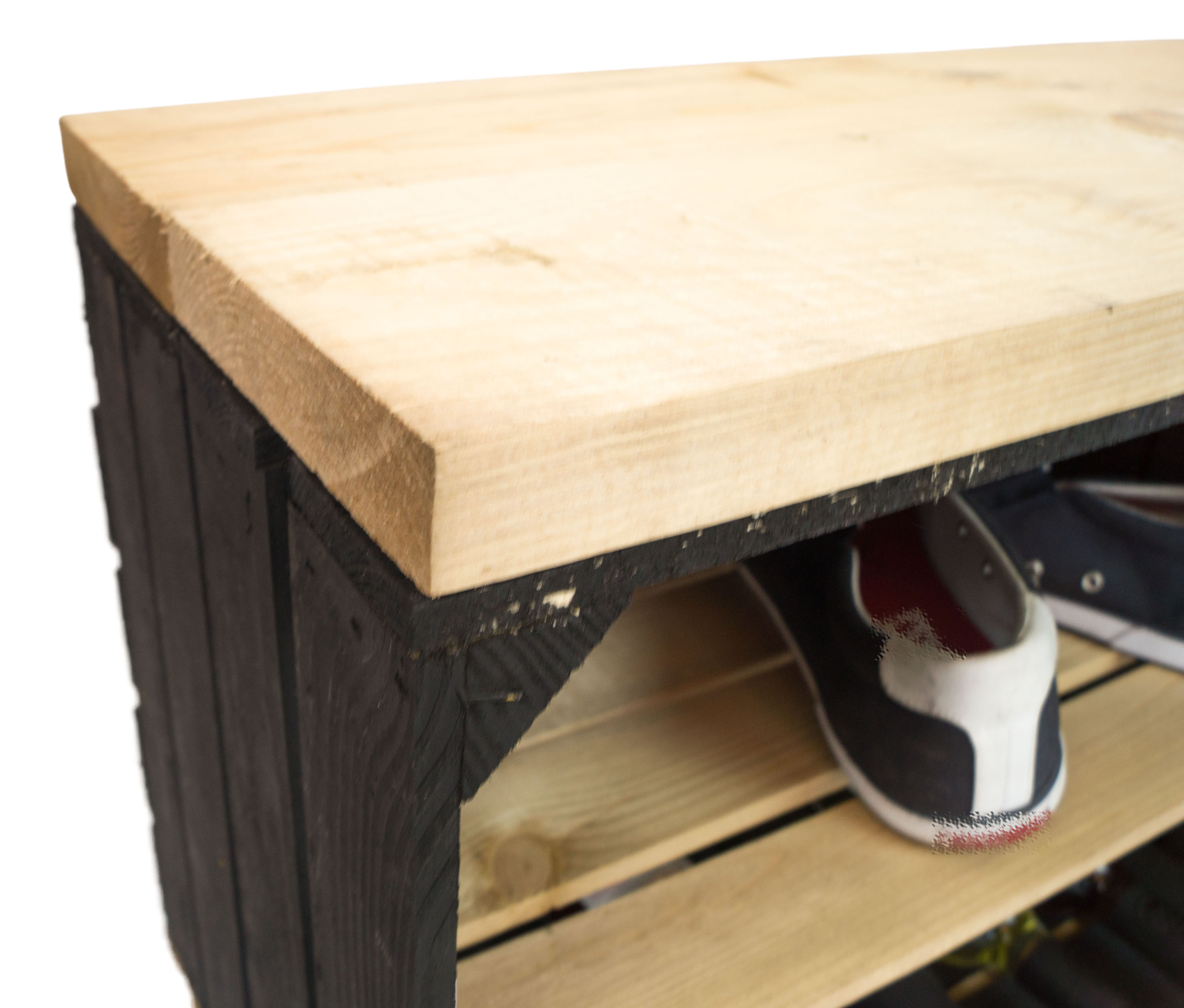 Sitzbank schwarz mit Sitzfläche aus dicken Holzplanken Natur mit Mittelbrett Natur