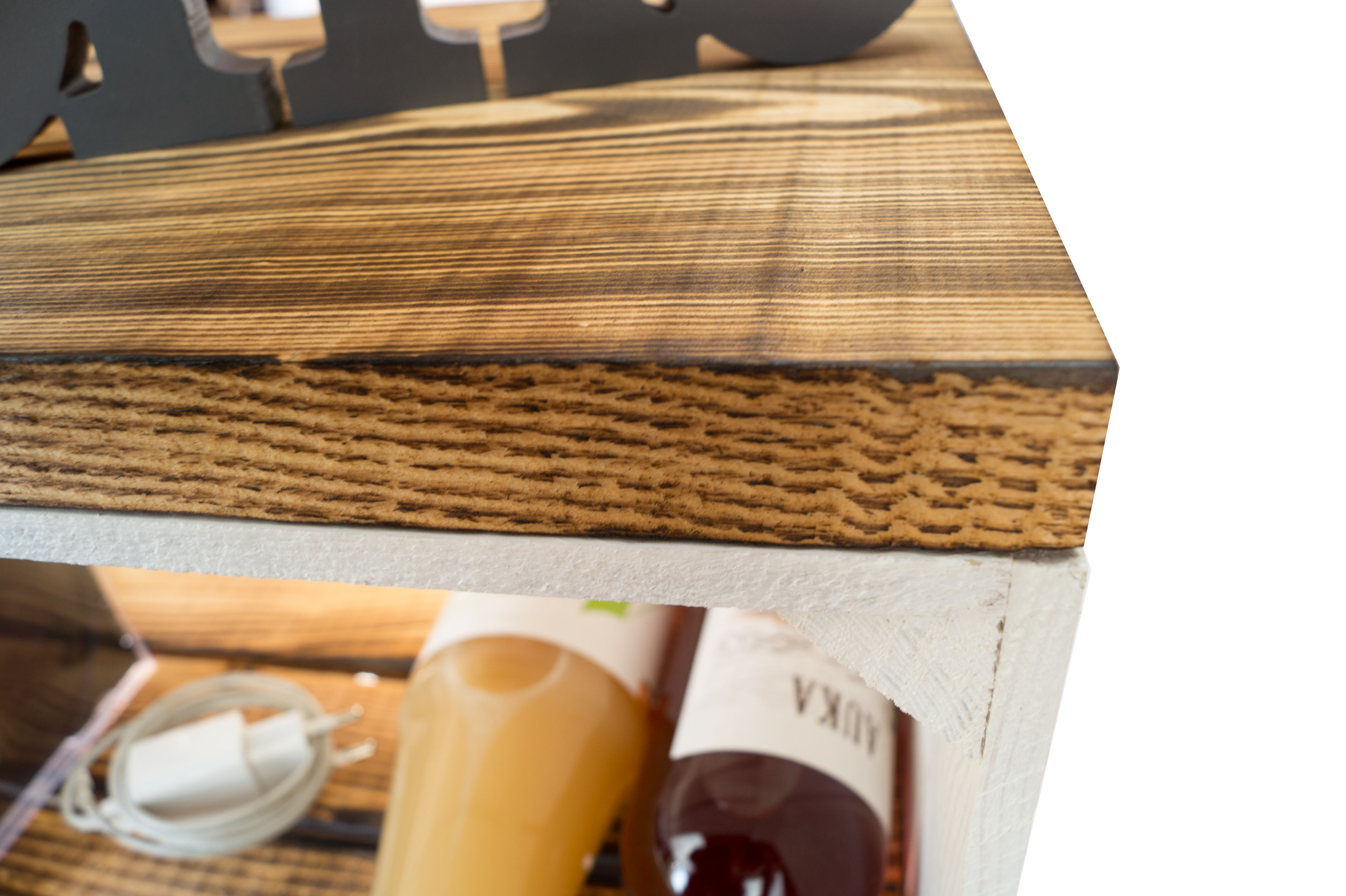 Nachttisch weiss mit geflammten Holzplanken mit Mittelbrett weiss