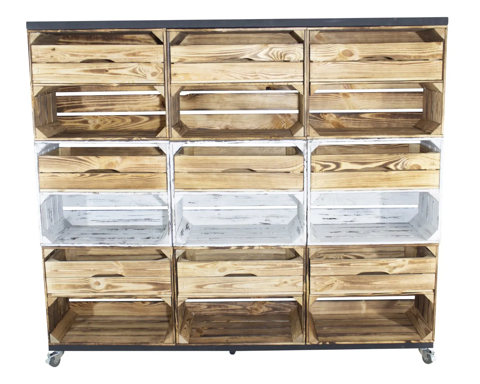 Raumtrenner/ Kommode aus 9 Obstkisten (6 geflammt und 3 shabby weiß mit geflammter Schublade) mit 2 schwarzen Bohlenbrettern auf Rollen 133x150x30cm