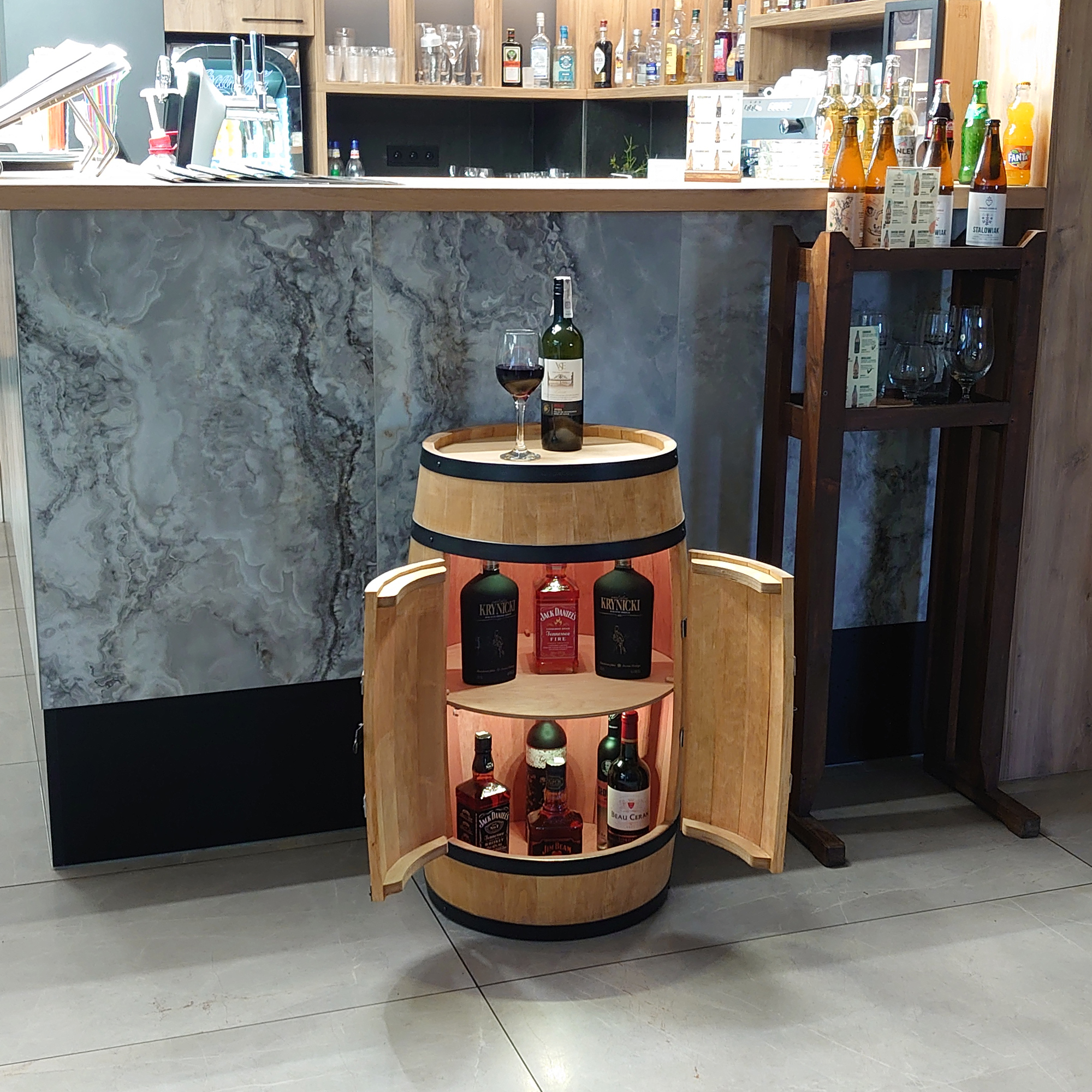 Holzfass mit Türen in heller Eichenoptik Hausbar mit LED – Rustikale Minibar im Weinfass Design – Weinregal & Flaschenständer aus Holz – Vintage Fassbar für Wohnzimmer, Bar oder Partykeller – ca. 80 cm #1 LED Einfarbig