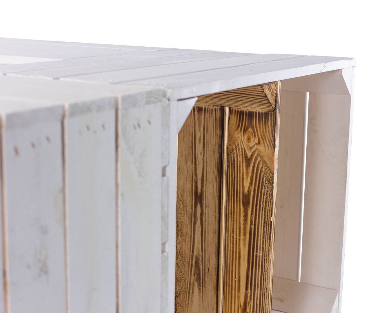 Weißer Couchtisch aus verschiedenen Regalkisten mit geflammten Mittelbrettern 81x81x44cm