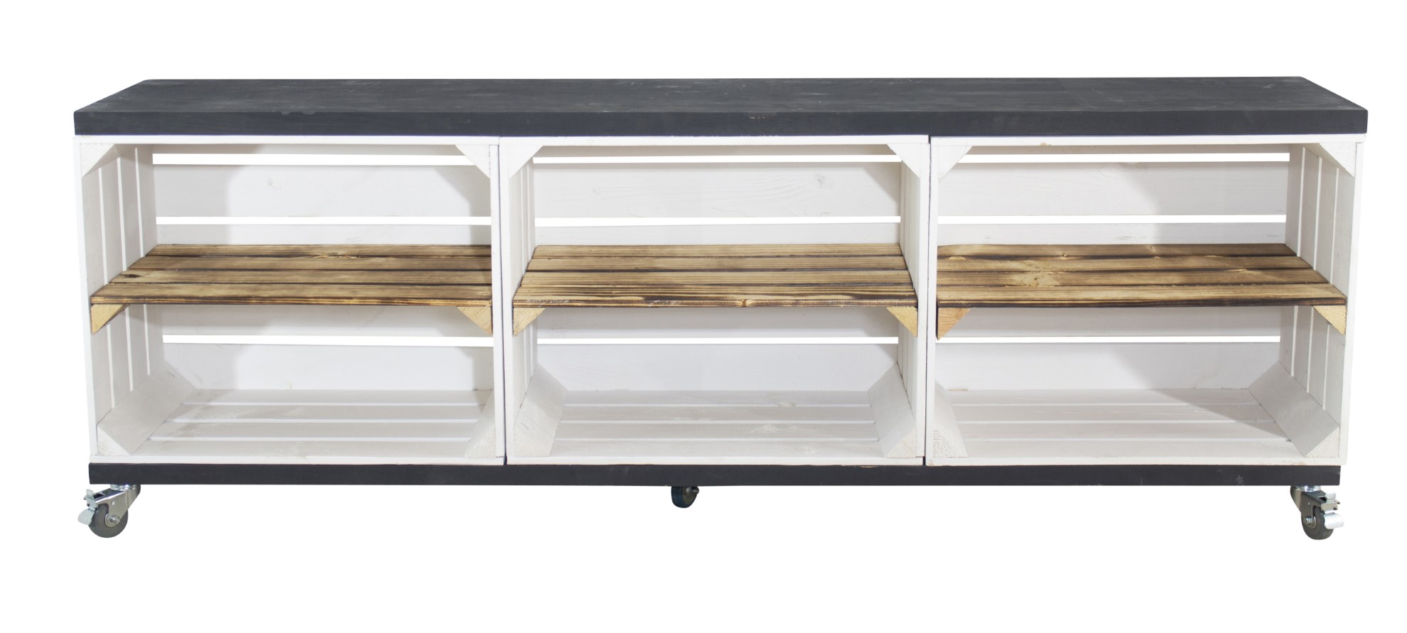 TV Lowboard aus 3 weißen Kisten mit geflammtem Mittelbrett sowie 2 schwarzen Bohlenbrettern auf Rollen 53x150x30