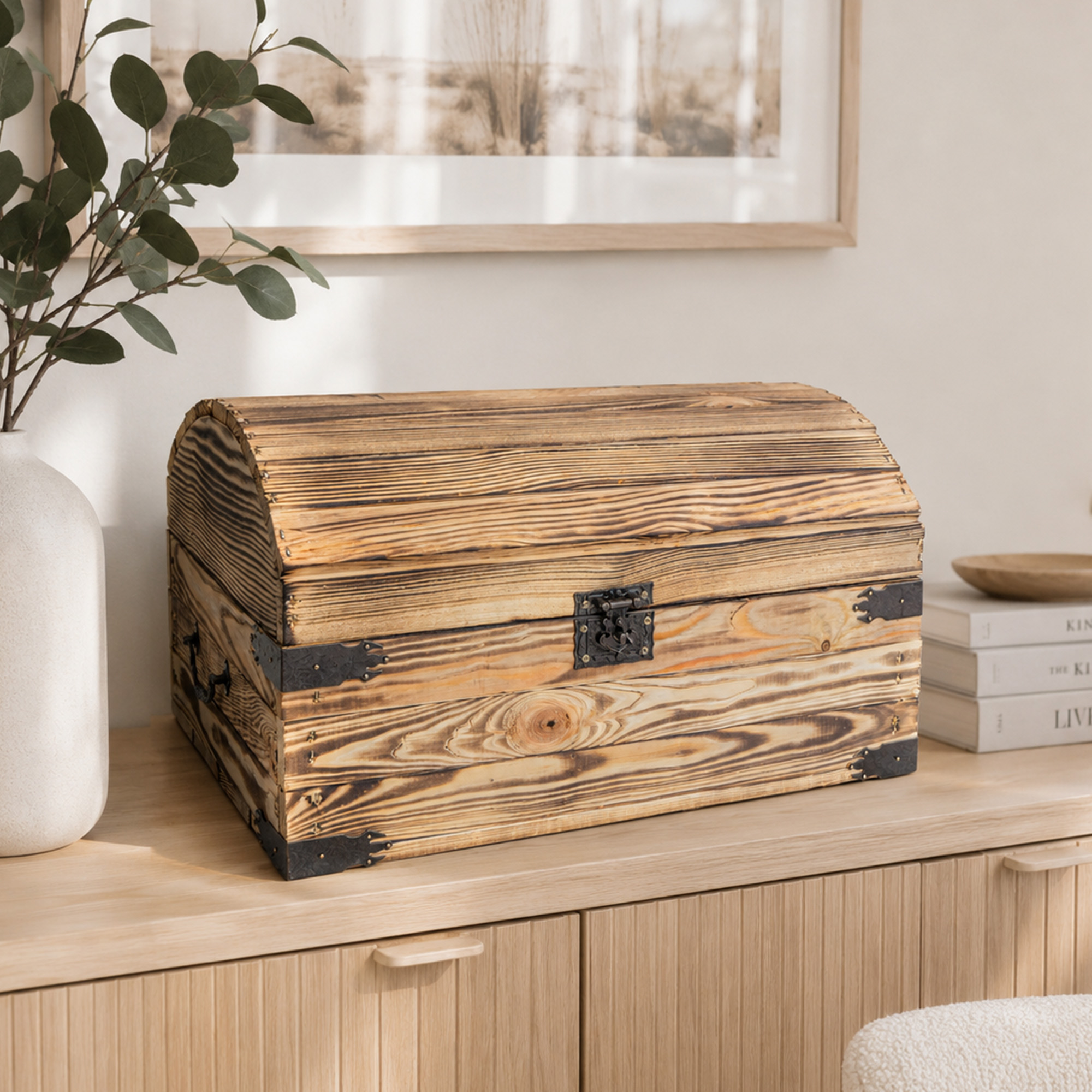 8_Piet_gef_Deko_neu.jpg Holztruhe Piet geflammt – rustikaler Stauraum mit Charakter