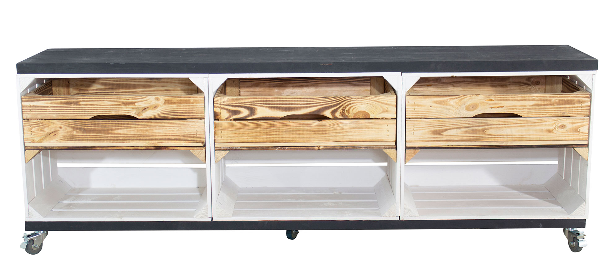 TV Schrank in weiß aus 3 Kisten und 2 Bohlenbrettern auf Rollen 150x53x30