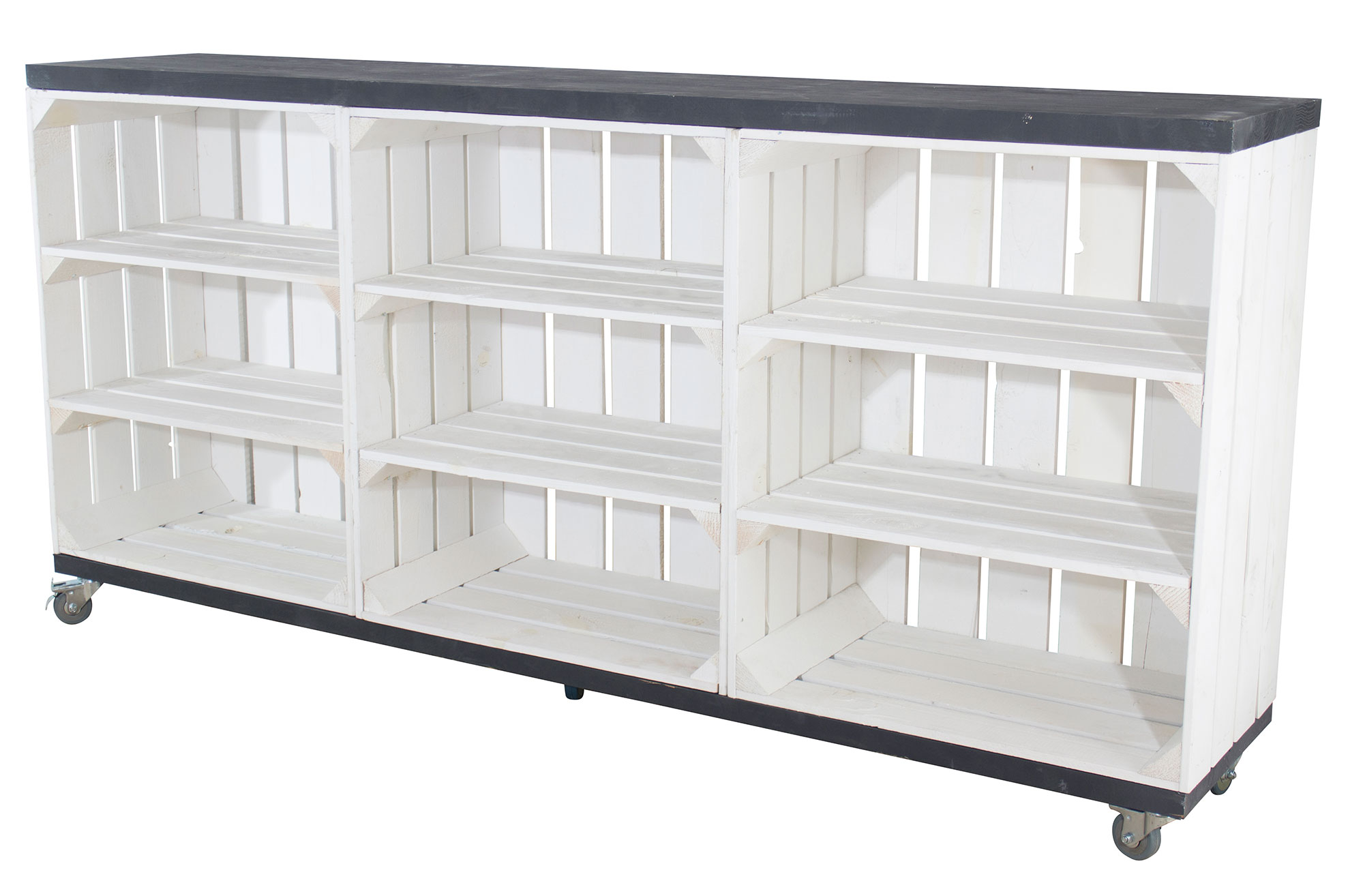Kommode aus 3 hohen weißen Kisten mit 2 Bohlenbrettern auf Rollen, 150x74x31
