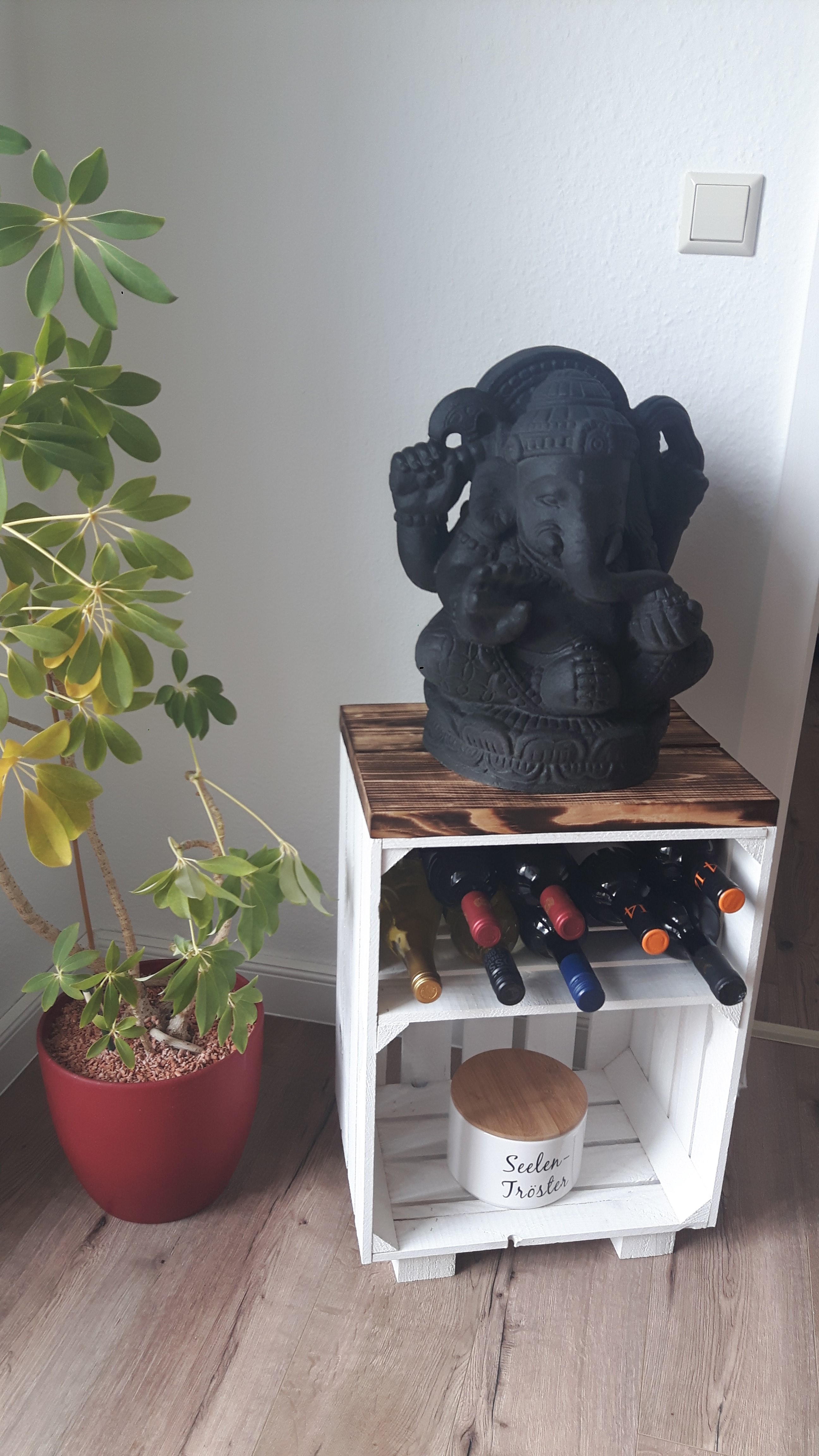 Nachttisch weiss mit geflammten Holzplanken mit Mittelbrett weiss