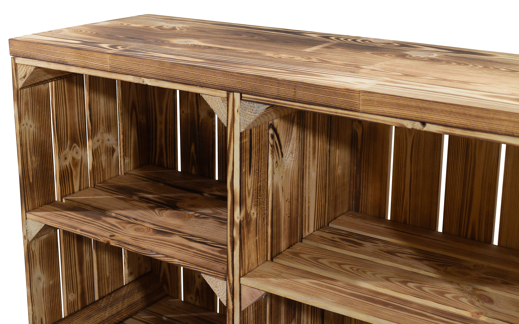 Regal aus zwei geflammten Kisten mit Mittelbrett "quer" und Bohlenbrett in geflammt auf Rollen Regal aus zwei geflammten Kisten mit Mittelbrett "quer" und Bohlenbrett in geflammt auf Rollen