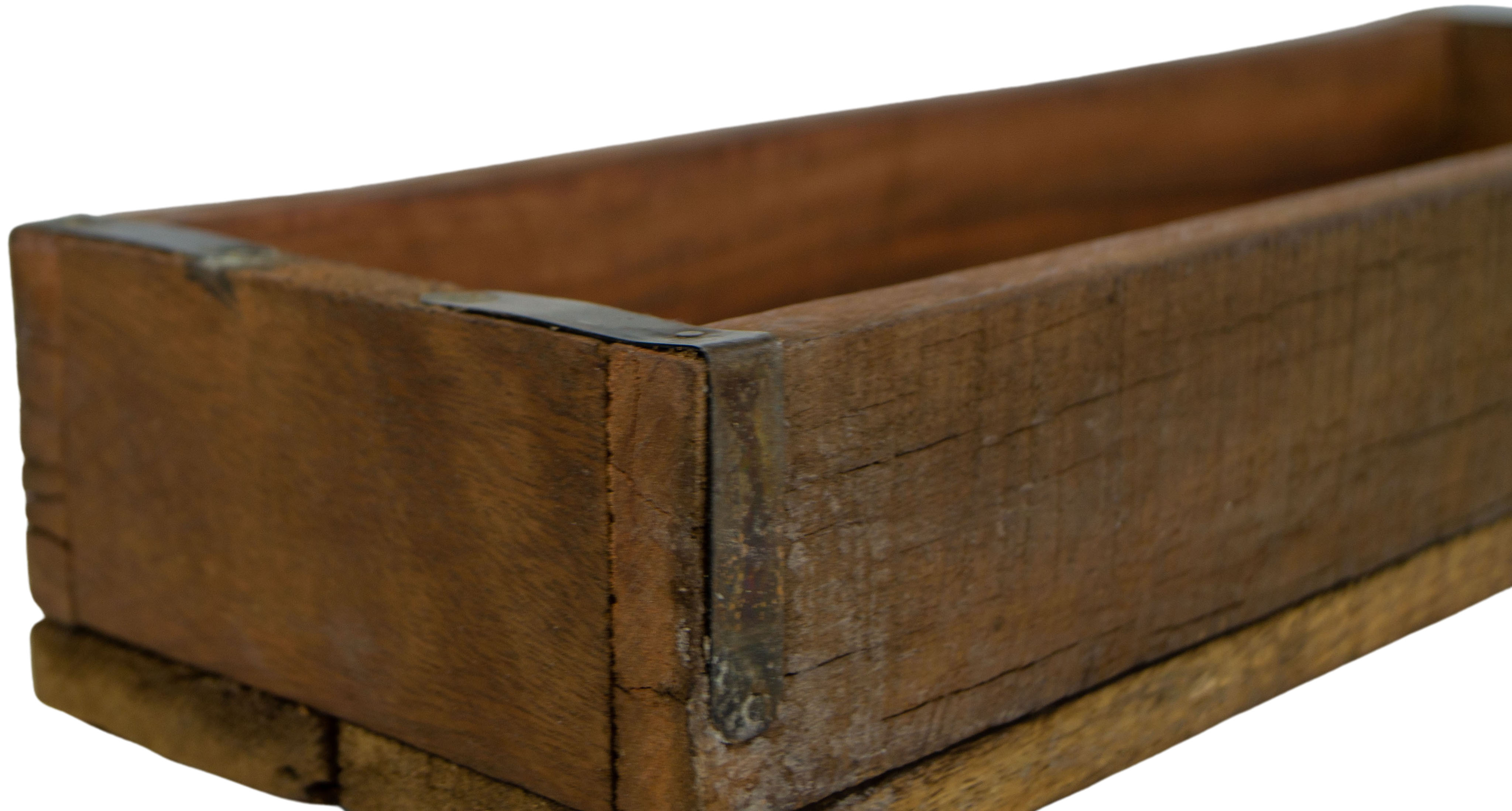 Schmale rustikale Altholz-Kiste mit Metallbeschlag Schmale rustikale Altholz-Kiste mit Metallbeschlag